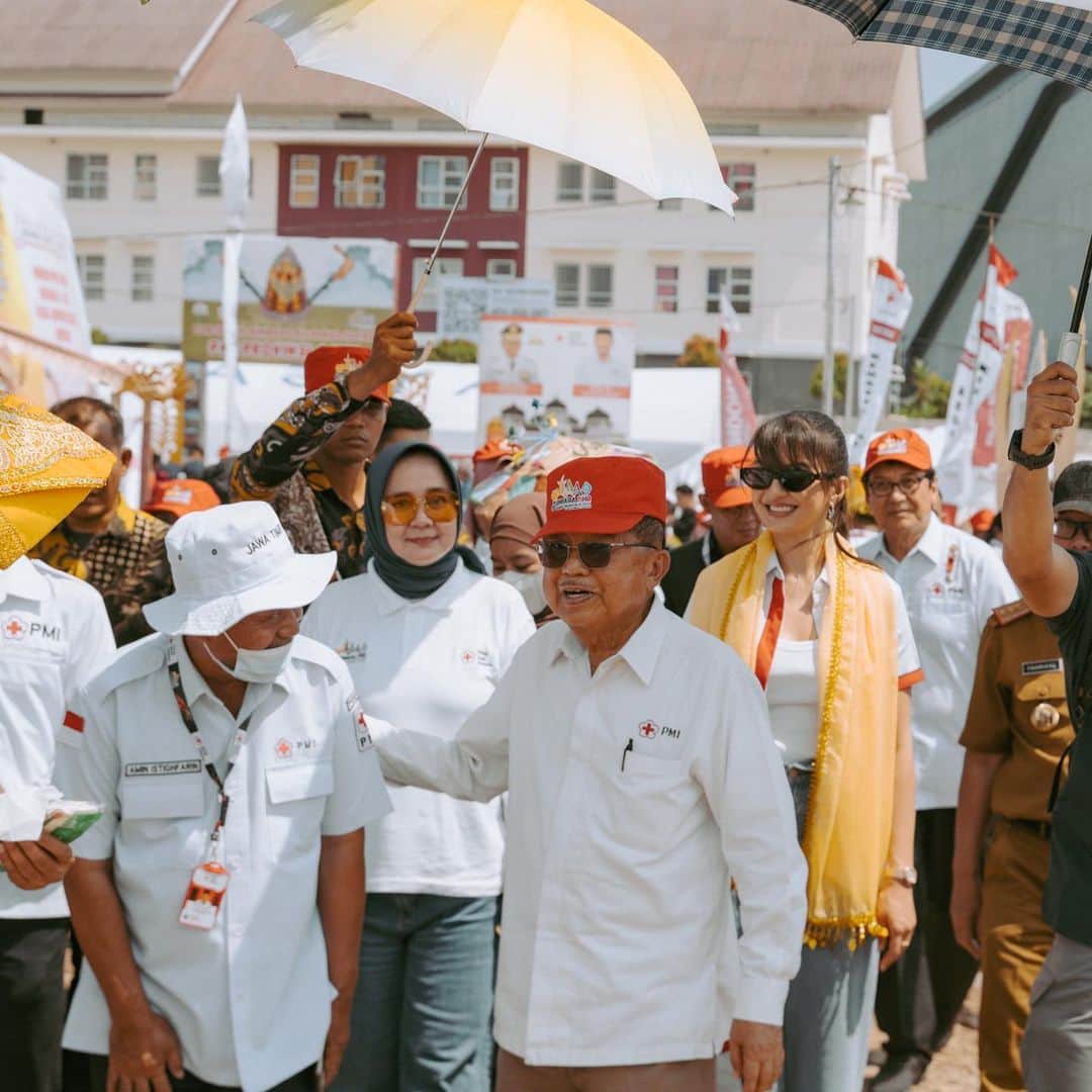ラライン・シャーのインスタグラム：「Keseruan Jumpa Bakti Gembira (Jumbara) Nasional Palang Merah Remaja tahun ini di Lampung Selatan ❤️  Bersuka rela bersama adik adik dari seluruh pelosok Indonesia dan luar negri yang saya cintai dan banggakan.  Ingat kalian semua superhero karena sebenarnya mereka juga relawan yang berusaha dengan kemauan dan kekuatannya sendiri untuk menolong orang lain.  Semangat terus @jumbarapmr9 !  @palangmerah_indonesia 🇮🇩🇮🇩🇮🇩」