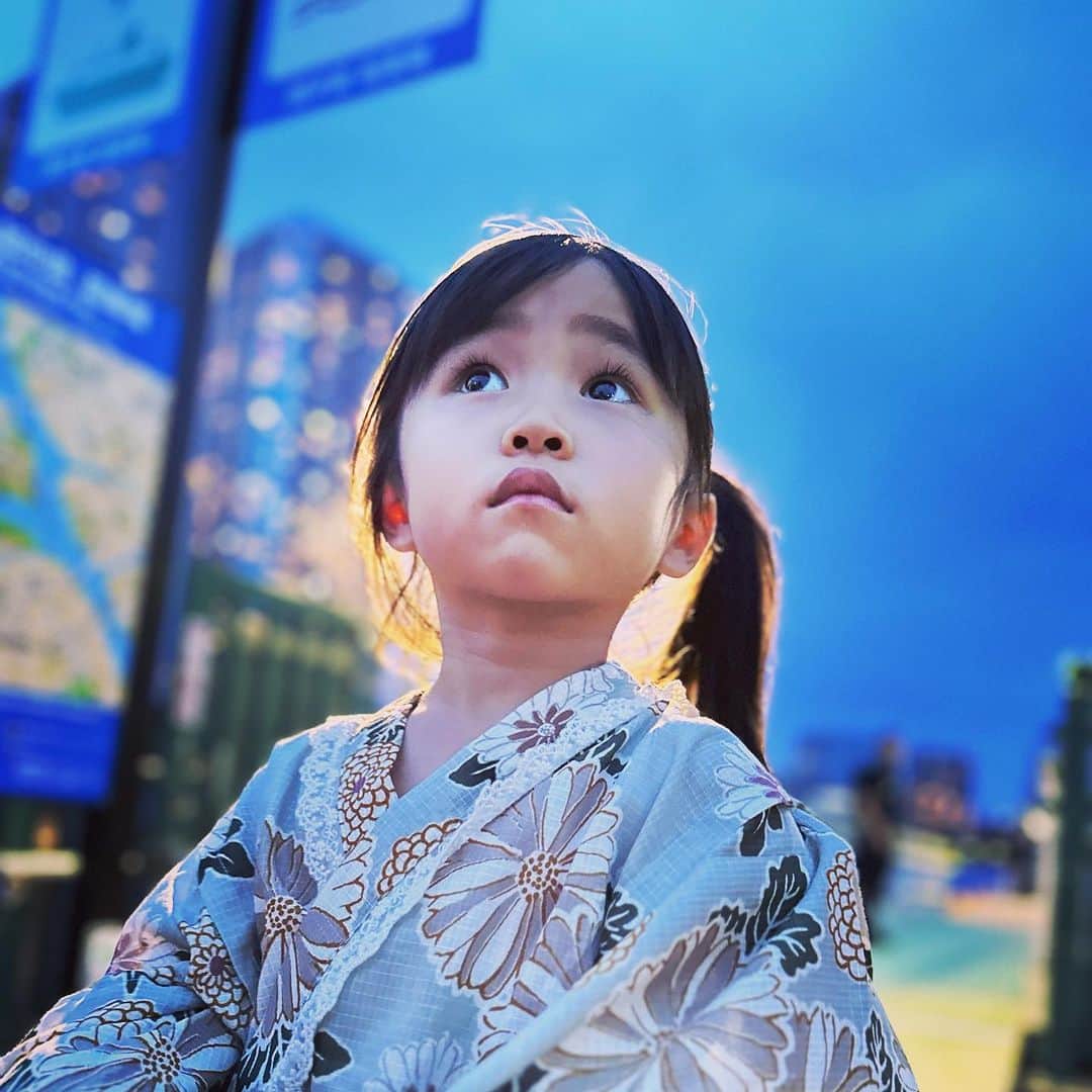 のインスタグラム：「昨日は仕事を早めに切り上げ、 お友達にお誘い頂いて屋形船に 乗ってきました！  とらとさくらの浴衣が可愛いから 見てくれ！  おじさんは作務衣と京伴祭手拭い スタイル」