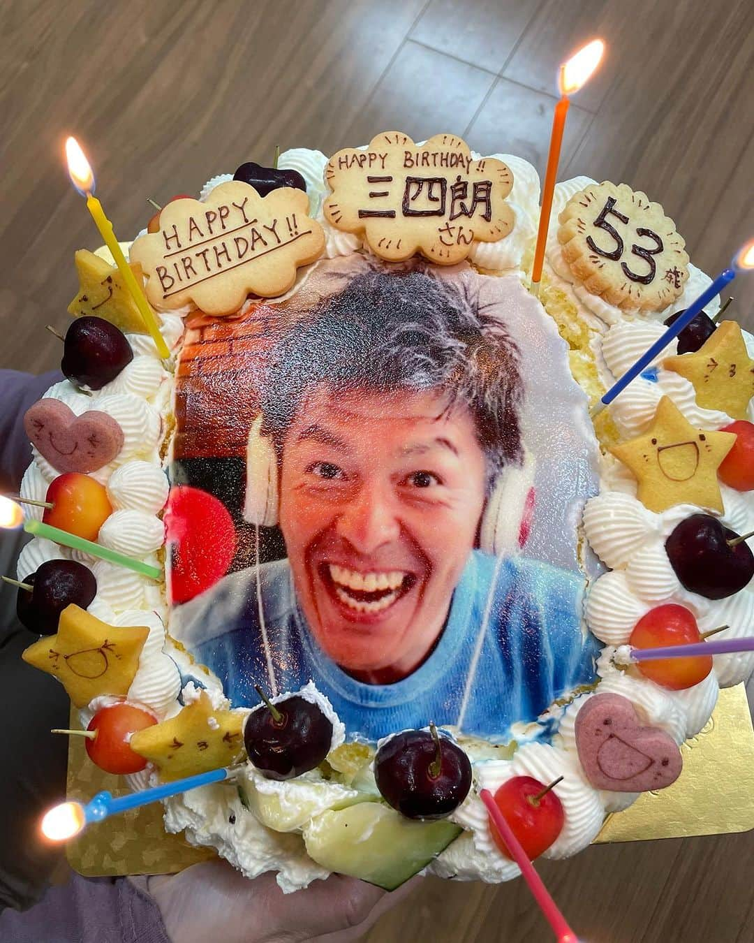 松山三四六さんのインスタグラム写真 - (松山三四六Instagram)「🎂  先ほど 母に電話しました。 僕がありがとうを言う前に、 電話に出るなり、  「おめでとうさん。 また一つ歳取ったなあ」😂  誕生日は 母が、 ひとつこの世に命を生み落とした日。 そちらの方が重たいと思う。  昨年の今日、 げっそりとした僕を、 もっとげっそりとした顔で 泣いて抱きしめた母。  本当に 親不孝をしたと思う。  いろいろな方々に支えられて、 一年後の誕生日を迎えることが出来ました。  来月には79歳になる母に 今日、無事に電話できたこと、 感謝します。  「寂しくないか？ 何が美味しいもん、食べてるか？」 と、聞いてくる母。  僕は、 この写真のように、 素敵な皆様に守られています。 心配しないでください。  最後に、皆さま 誕生日のお祝いメッセージ、 ありがとうございます😊  #誕生日 #母 #ありがとう」7月9日 12時36分 - sanshiroumatsuyama