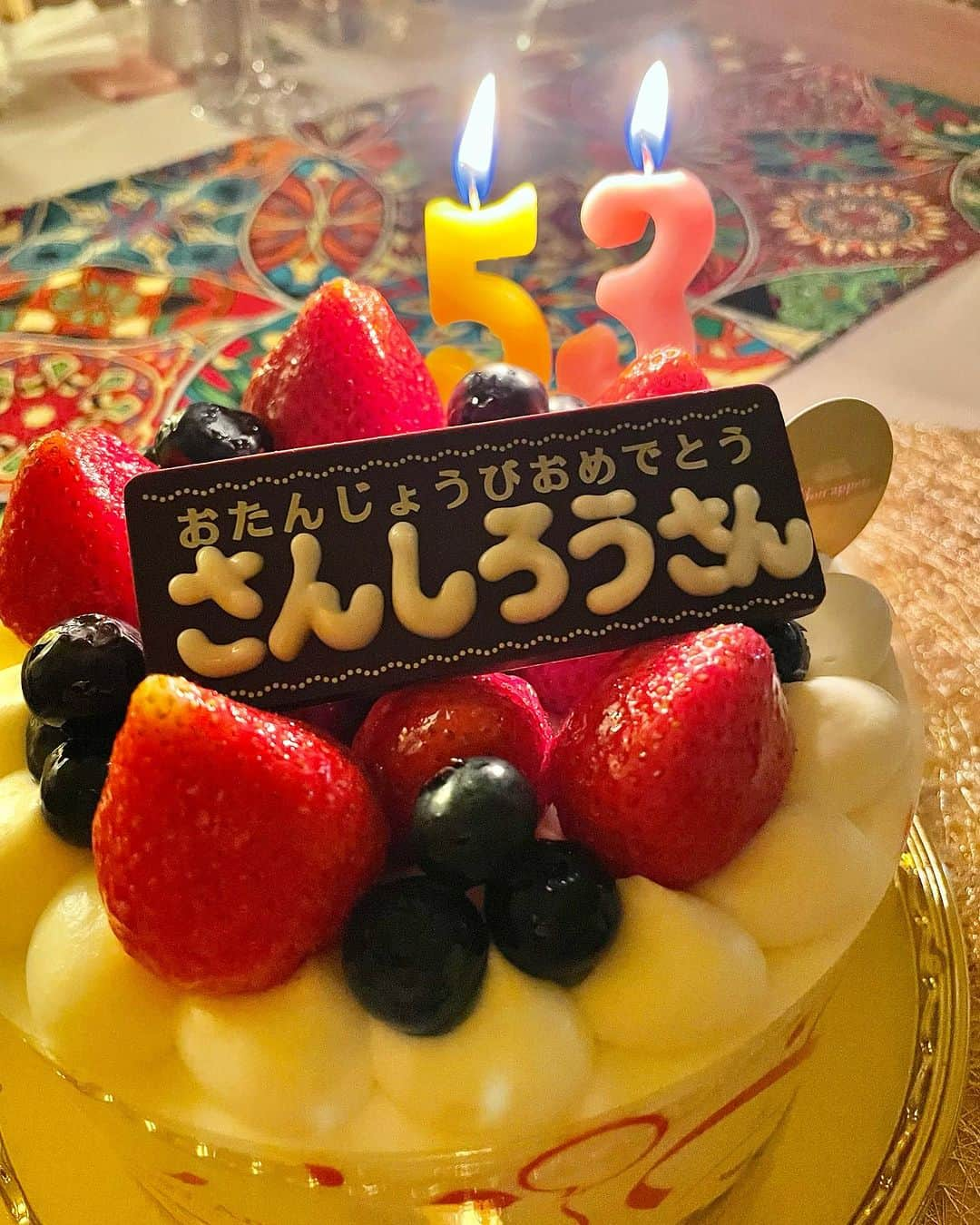 松山三四六さんのインスタグラム写真 - (松山三四六Instagram)「🎂  先ほど 母に電話しました。 僕がありがとうを言う前に、 電話に出るなり、  「おめでとうさん。 また一つ歳取ったなあ」😂  誕生日は 母が、 ひとつこの世に命を生み落とした日。 そちらの方が重たいと思う。  昨年の今日、 げっそりとした僕を、 もっとげっそりとした顔で 泣いて抱きしめた母。  本当に 親不孝をしたと思う。  いろいろな方々に支えられて、 一年後の誕生日を迎えることが出来ました。  来月には79歳になる母に 今日、無事に電話できたこと、 感謝します。  「寂しくないか？ 何が美味しいもん、食べてるか？」 と、聞いてくる母。  僕は、 この写真のように、 素敵な皆様に守られています。 心配しないでください。  最後に、皆さま 誕生日のお祝いメッセージ、 ありがとうございます😊  #誕生日 #母 #ありがとう」7月9日 12時36分 - sanshiroumatsuyama