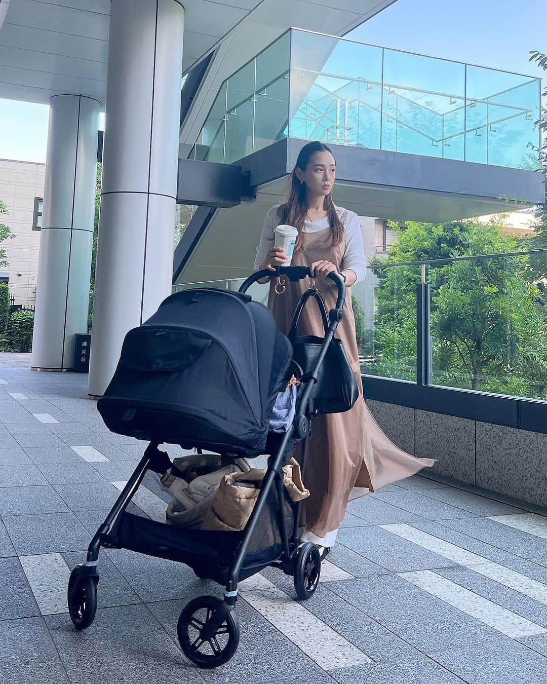 中村エリカのインスタグラム：「先日ベビーカーデビューしました👶🩵 もうすっかりママやらしてもろてます。 ベビーカーはcybexMELIOのブラックだよ🖤 初めて乗る時泣いちゃうかなーって思ったけど良い子にしてて早速寝てました👶💤 @cybex_japan   #cybexmelio #cybex #サイベックスメリオ #新生児 #ベビーカー #サイベックス #babycar #stroller #baby #子育て #育児レポ #赤ちゃんのいる生活 #ママコーデ」