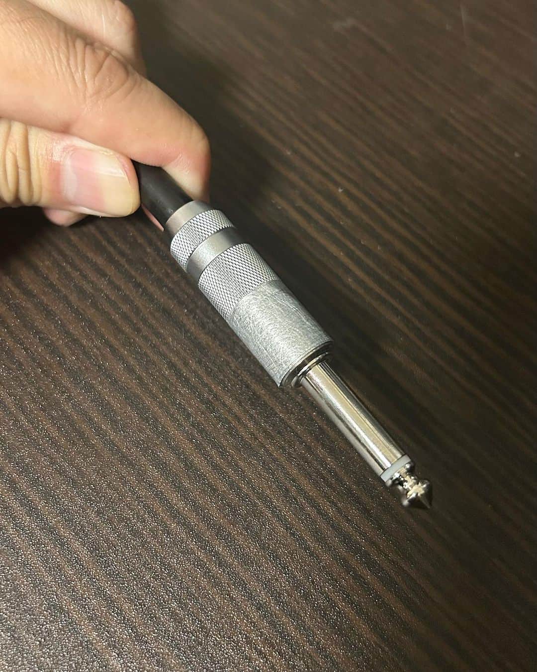井澤惇のインスタグラム：「オヤイデから発売されてるノイズ抑制テープ。 ケーブルから発生する、電磁、放射ノイズを抑制して原音に近い音を再現するテープとのこと。  ビンテージの楽器持ってる方たちには、かなり重宝するんじゃないかな！  あとPCやインターフェース周りもいいかも」