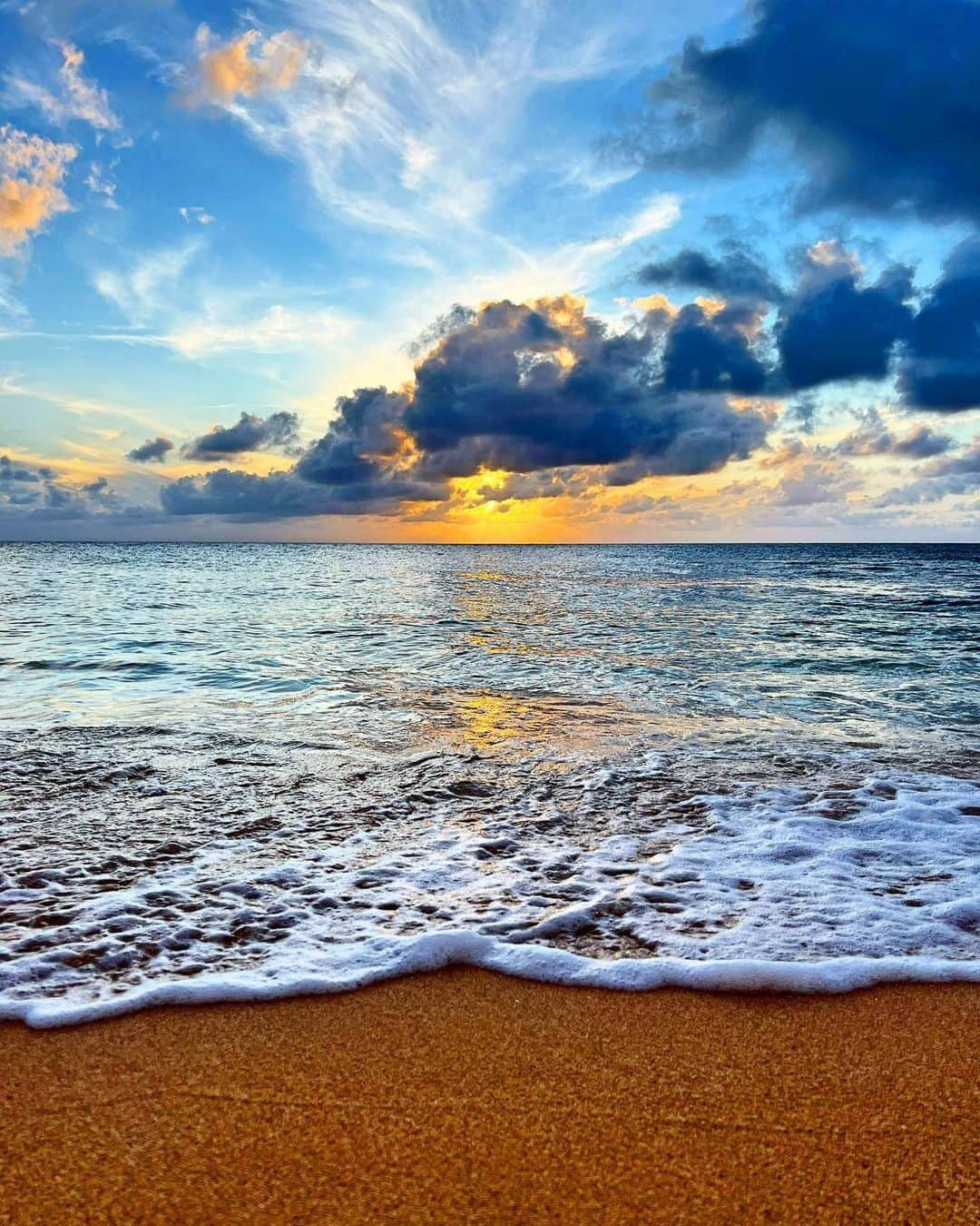 shihoさんのインスタグラム写真 - (shihoInstagram)「🧡🌴🧡🌴🧡 ・ 📍Sunset Beach ・ 一瞬一瞬で空の変化があり 変わりゆくサンセット。 ・ 雲が多くても それがまた幻想的な景色となって 美しい世界を見せてくれるHawaii。 ・ 引き込まれる美しさに リフレッシュ出来て心も洗われる この瞬間がたまらない♡ ・ なんだかやたらわたしの頭が 長く見えるのが気になるところ。笑 ・ #hawaii#islandofoahu#oahu#ハワイ#trip #オアフ島#travel#loco_hawaii#travel_jp #funtorip#タビジョ#旅MUSE#genic_travel #genic_mag#たびねす#旅行#genic_hawaii #sunsetbeach#sunset#beach#sea#ocean  #northshore#view#north#sky#oahuhawaii #tabijyomap_hawaii#lealeahawaii#2023」7月9日 12時38分 - shiho.ga8