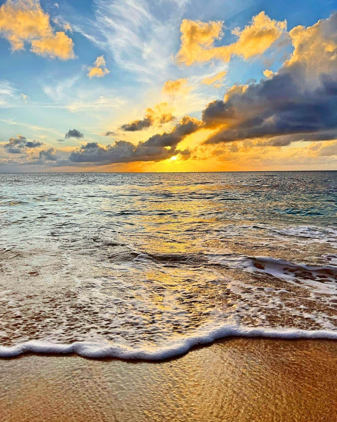 shihoさんのインスタグラム写真 - (shihoInstagram)「🧡🌴🧡🌴🧡 ・ 📍Sunset Beach ・ 一瞬一瞬で空の変化があり 変わりゆくサンセット。 ・ 雲が多くても それがまた幻想的な景色となって 美しい世界を見せてくれるHawaii。 ・ 引き込まれる美しさに リフレッシュ出来て心も洗われる この瞬間がたまらない♡ ・ なんだかやたらわたしの頭が 長く見えるのが気になるところ。笑 ・ #hawaii#islandofoahu#oahu#ハワイ#trip #オアフ島#travel#loco_hawaii#travel_jp #funtorip#タビジョ#旅MUSE#genic_travel #genic_mag#たびねす#旅行#genic_hawaii #sunsetbeach#sunset#beach#sea#ocean  #northshore#view#north#sky#oahuhawaii #tabijyomap_hawaii#lealeahawaii#2023」7月9日 12時38分 - shiho.ga8