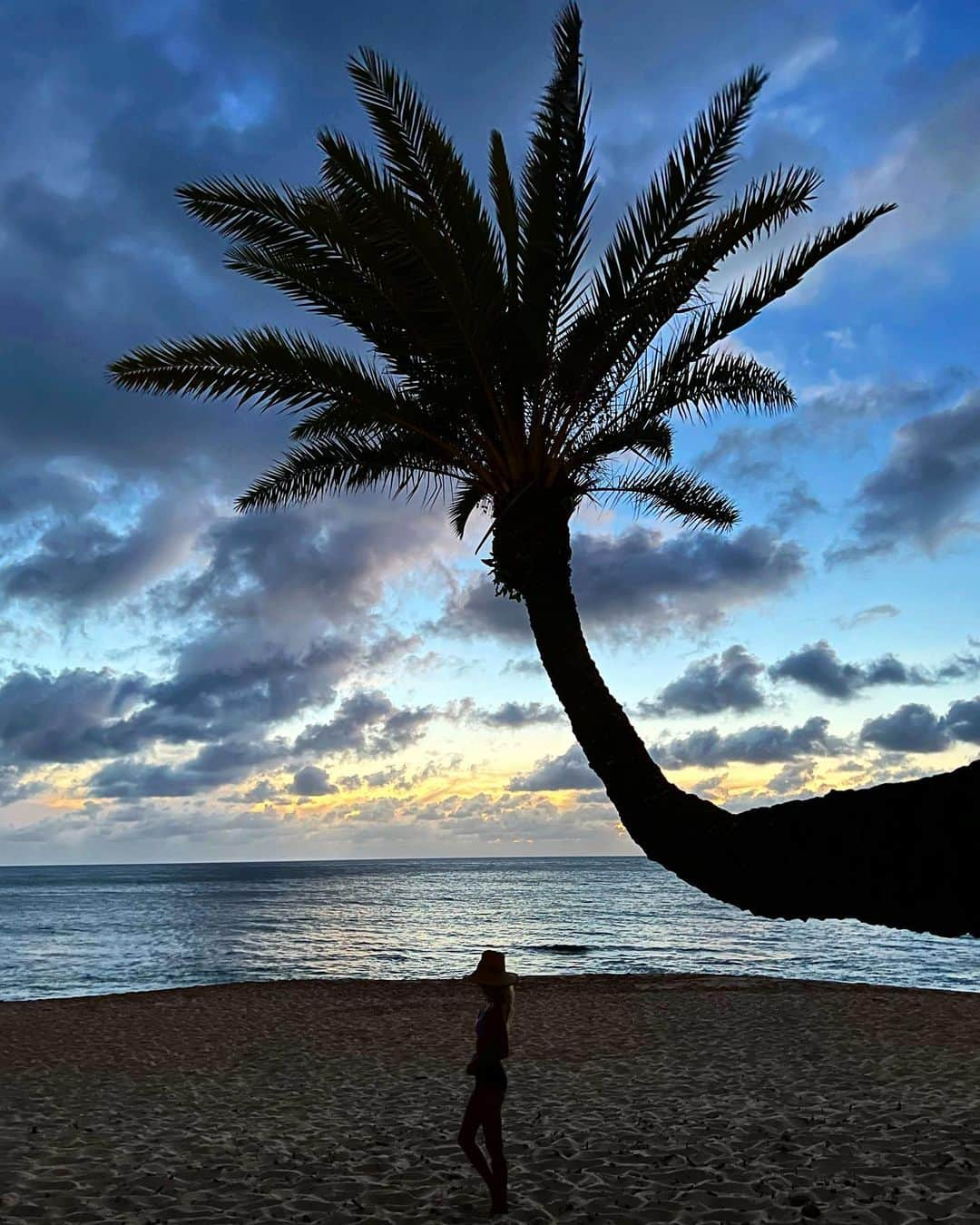 shihoのインスタグラム：「🧡🌴🧡🌴🧡 ・ 📍Sunset Beach ・ 一瞬一瞬で空の変化があり 変わりゆくサンセット。 ・ 雲が多くても それがまた幻想的な景色となって 美しい世界を見せてくれるHawaii。 ・ 引き込まれる美しさに リフレッシュ出来て心も洗われる この瞬間がたまらない♡ ・ なんだかやたらわたしの頭が 長く見えるのが気になるところ。笑 ・ #hawaii#islandofoahu#oahu#ハワイ#trip #オアフ島#travel#loco_hawaii#travel_jp #funtorip#タビジョ#旅MUSE#genic_travel #genic_mag#たびねす#旅行#genic_hawaii #sunsetbeach#sunset#beach#sea#ocean  #northshore#view#north#sky#oahuhawaii #tabijyomap_hawaii#lealeahawaii#2023」