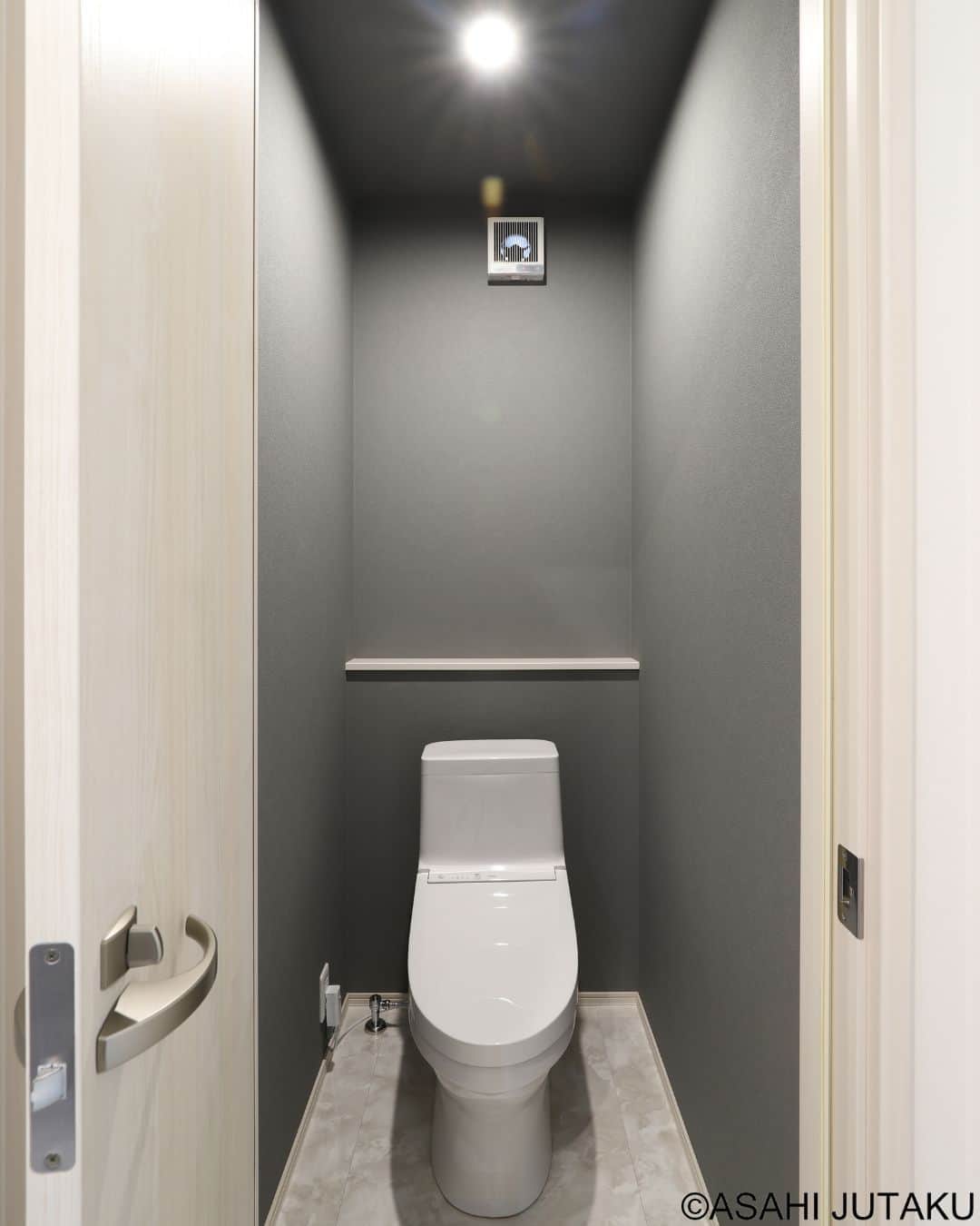 朝日住宅株式会社さんのインスタグラム写真 - (朝日住宅株式会社Instagram)「《トイレ》 グレーのアクセントクロスを全体にお選びいただきました。 ドアと床の色味はホワイトにして、シンプルモダンな空間に。  ✜✜✜✜✜✜✜✜✜✜✜✜✜✜✜✜✜✜✜✜✜✜✜✜ 施工例をもっと見たい方は こちら⇒ @asahijutaku  浜松笠井展示場ご見学希望の方は こちら⇒ @asahijutaku.hamamatsu  ✜✜✜✜✜✜✜✜✜✜✜✜✜✜✜✜✜✜✜✜✜✜✜✜  #トイレ #モダンスタイル #朝日住宅 #住宅会社 #住宅デザイン #インテリア #マイホーム #マイホーム計画 #家づくり #おうち時間 #こだわりの家 #施工例 #新築 #一戸建て #注文住宅 #自由設計 #規格住宅 #高気密高断熱 #免疫住宅 #全館空調 #暮らしを楽しむ #丁寧な暮らし #静岡県西部注文住宅 #磐田市 #磐田市住宅会社 #磐田市注文住宅 #浜松市 #浜松市住宅展示場 #浜松市モデルハウス」7月9日 12時40分 - asahijutaku