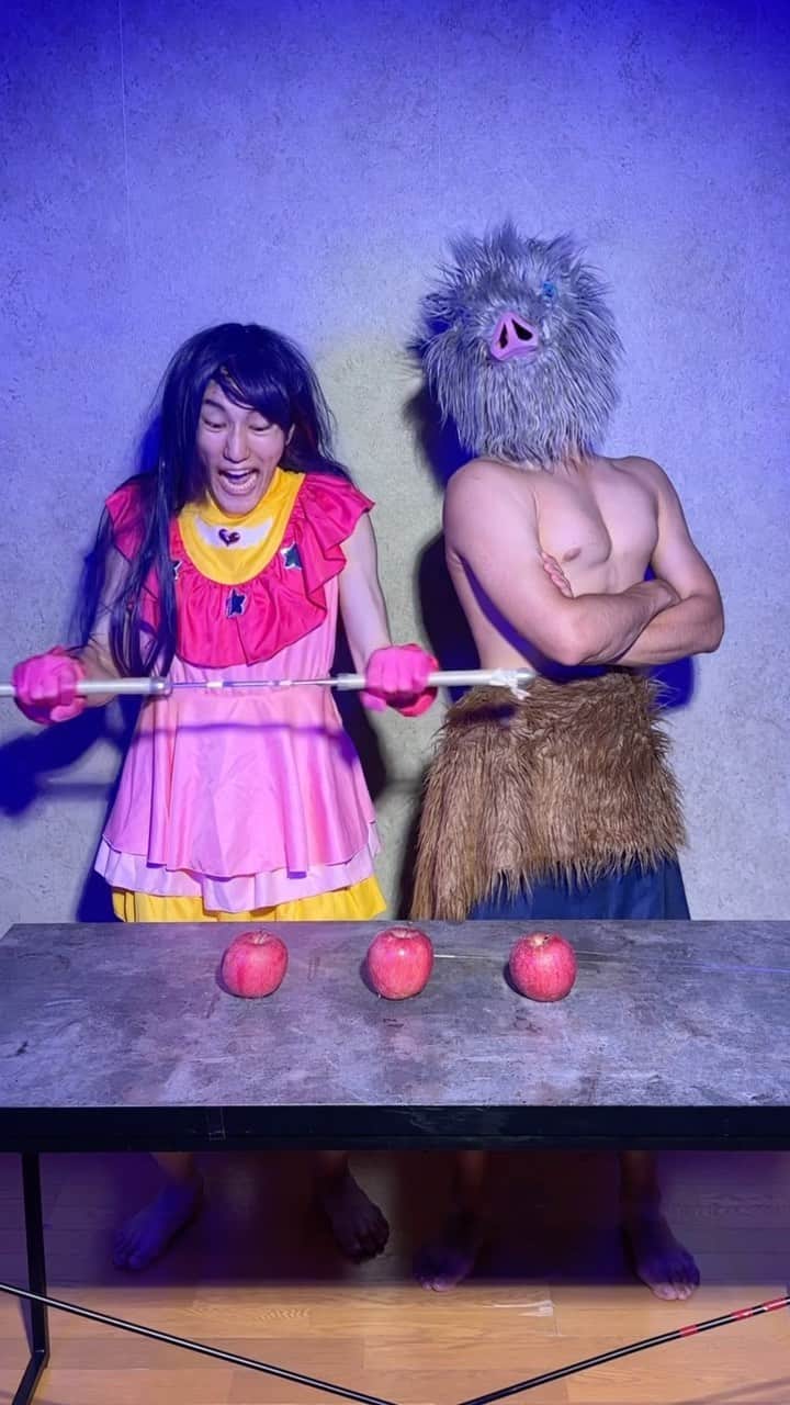 のインスタグラム：「Ai and Inosuke try to cut apples 🍎 ⚔🐗 #issei #oshinoko #inosuke #comedy」