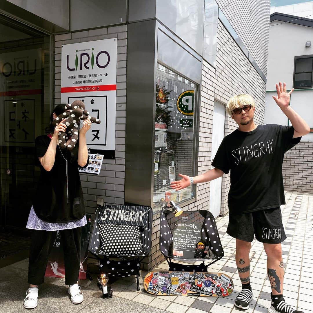 のインスタグラム：「【岩手盛岡サウシュー写真展 &STINGRAY4日目！】19時まで！盛岡club change WAVE&the five morioka真裏のギャラリーLiRiO(盛岡市大通１丁目１１−８-1F) にて！ビレッジマンズストアのライブ前や買い物がてらや用事がてら是非！今日は孤高のアクセサリーブランド「manic」のポップアップday！そしてSTINGRAY新作オススメはTシャツ&ショーツと日傘！  #stingray #streetfashion #dot #ドット #streetfashion  #盛岡 #ストリートファッショント柄 #dot #サウシュー#stingray  #サウシュー　#oneokrock  #ストレイテナー #プッシュプルポット　#633 #androp #thebackhorn #ビレッジマンズストア　 #thepillows  #ren #frontierbackyard #dopingpanda  #hawaiian6  #thebawdies #thebandapart #fomare #nothingscarvedinstone #soundshooter #写真展 #photoexhibition #livephoto #landscapephotography」