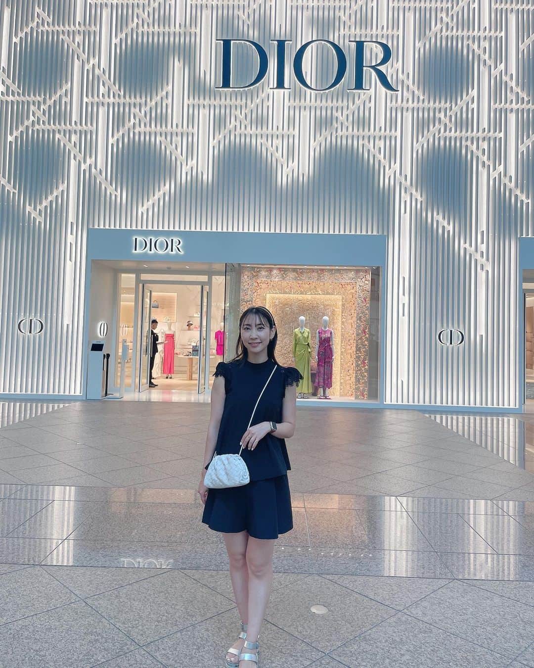 近野莉菜さんのインスタグラム写真 - (近野莉菜Instagram)「台北101の巨大な @dior 🤍  海外旅行に行くとブランド物買いたくなるのは何故だろう〜🥸  日本は円安と唱えながら拝見w  店内のディスプレイもときめくものばかりで、幸せ空間だったな〜🥹🥹💕  最後はオバショットでw  #DIOR #台北101 #近野莉菜」7月9日 12時55分 - chikano.rina