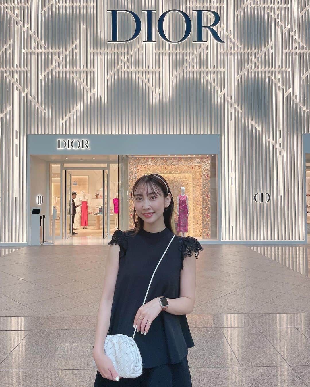 近野莉菜さんのインスタグラム写真 - (近野莉菜Instagram)「台北101の巨大な @dior 🤍  海外旅行に行くとブランド物買いたくなるのは何故だろう〜🥸  日本は円安と唱えながら拝見w  店内のディスプレイもときめくものばかりで、幸せ空間だったな〜🥹🥹💕  最後はオバショットでw  #DIOR #台北101 #近野莉菜」7月9日 12時55分 - chikano.rina