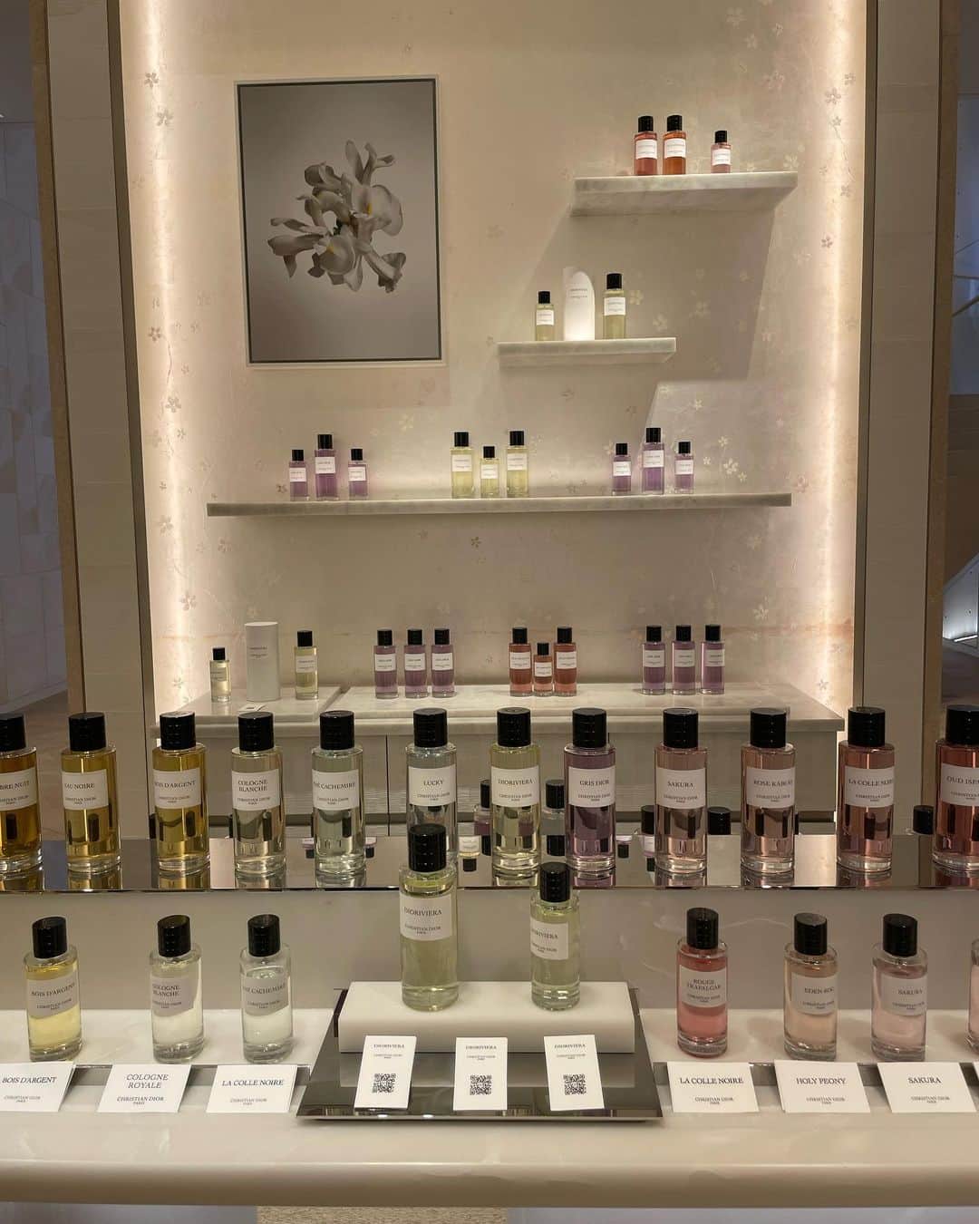 近野莉菜さんのインスタグラム写真 - (近野莉菜Instagram)「台北101の巨大な @dior 🤍  海外旅行に行くとブランド物買いたくなるのは何故だろう〜🥸  日本は円安と唱えながら拝見w  店内のディスプレイもときめくものばかりで、幸せ空間だったな〜🥹🥹💕  最後はオバショットでw  #DIOR #台北101 #近野莉菜」7月9日 12時55分 - chikano.rina
