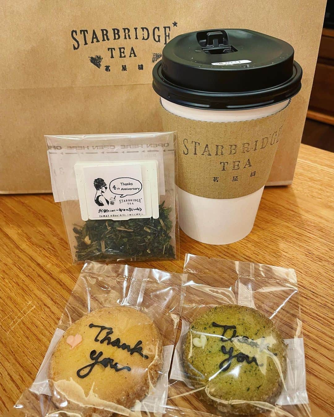 関根麻里さんのインスタグラム写真 - (関根麻里Instagram)「4周年おめでとうございます！✨ お茶とコーヒーがとっても美味しいです〜😊💕  最近のお気に入りは#カフェラテ、#ほうじ茶ラテ、そして、#チャイ！  @starbridgetea」7月9日 13時10分 - marisekine