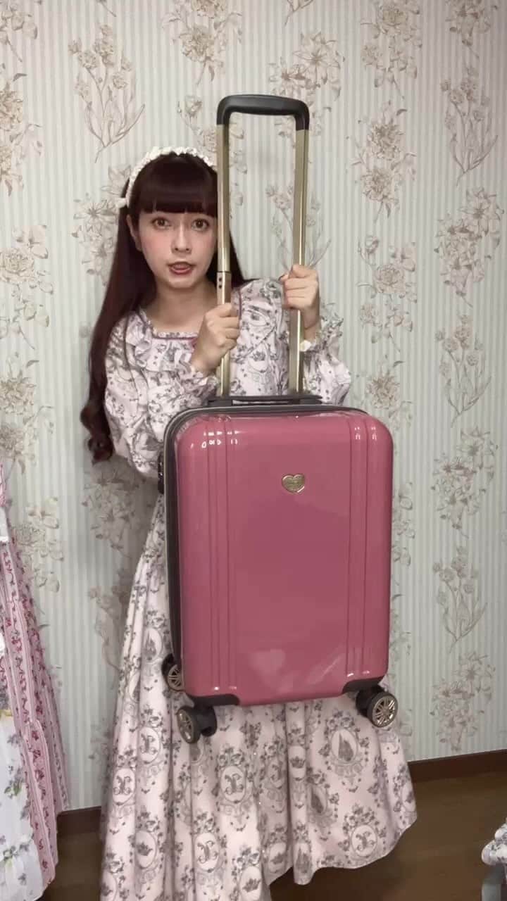 のインスタグラム：「しまむらさんコラボご紹介💕 Melody BasKetさんコラボご紹介💕  しまむらさんコラボキャリーケースやタイツ、パジャマなどオンラインご予約本日23時迄の為、ご予約忘れないようにご注意下さい🎀  よろしくお願い申し上げます。  @grshimamura  @melodybasket0000」