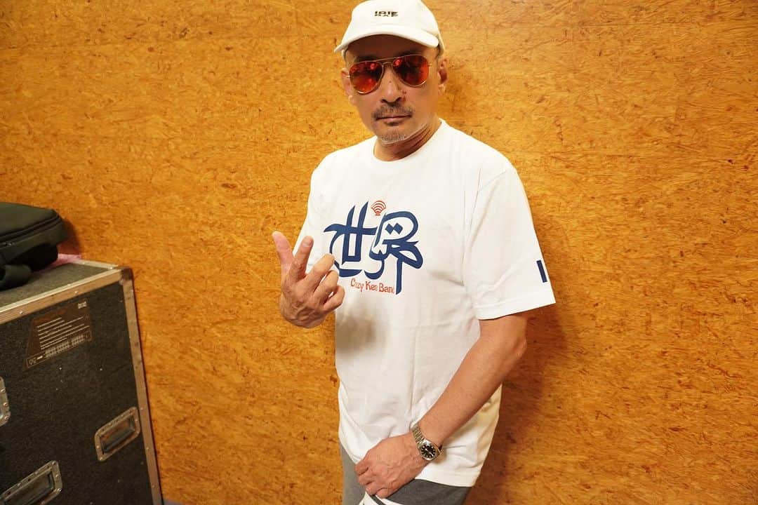 クレイジーケンバンド【公式】のインスタグラム：「Brand New Album「世界」UNIVERSAL MUSIC STORE限定完全受注生産盤には限定世界Tシャツ付き！！！ 7/23(日)までですので皆様お早めにご予約ください！！  そして本日もビルボード公演よろしくお願いします！  ↓UMストア  https://store.universal-music.co.jp/product/dsku12404/  by staff  #クレイジーケンバンド  #crazykenband  #横山剣  #newalbum」