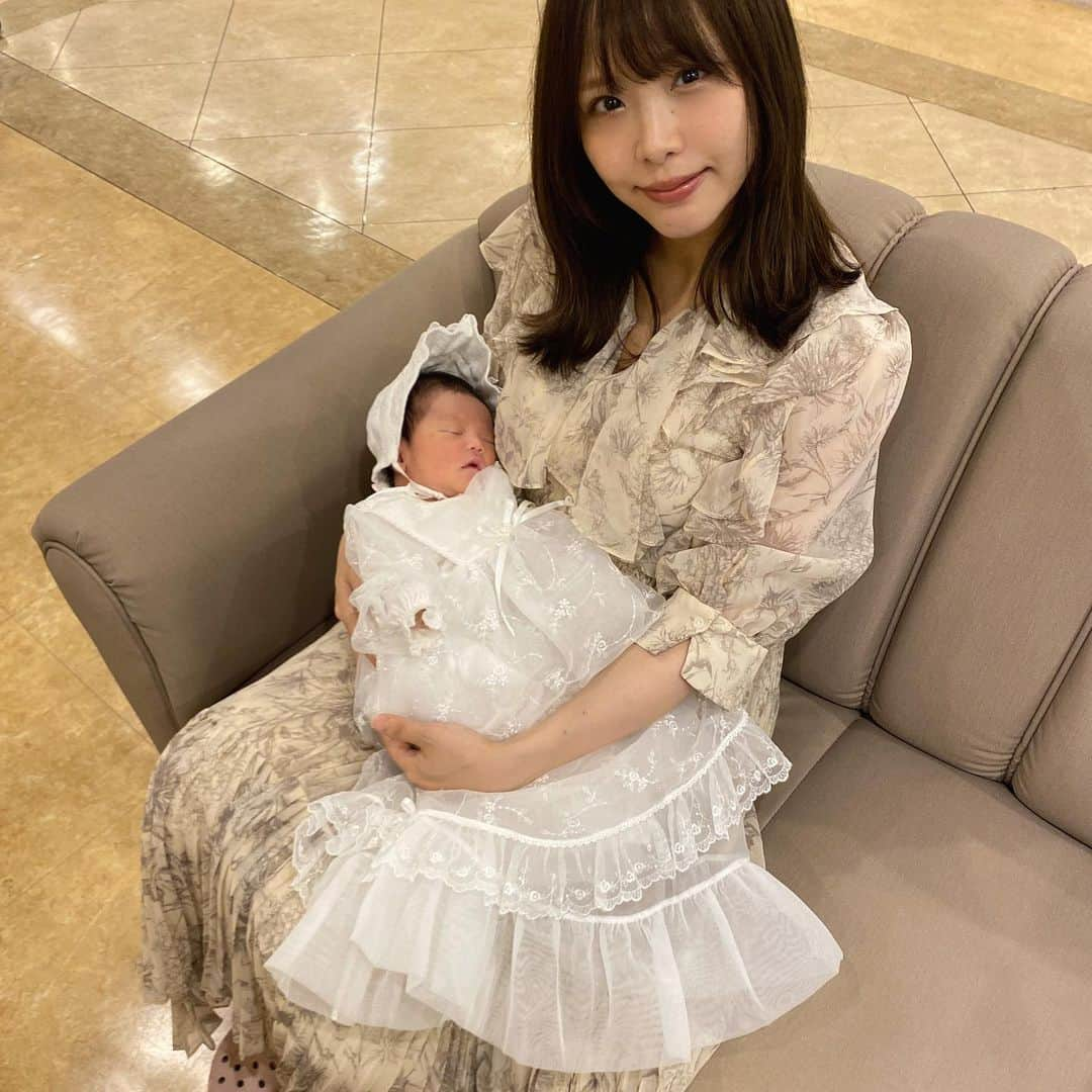 松村香織さんのインスタグラム写真 - (松村香織Instagram)「🤍  2023年6月15日21:30 3130gの女の子を出産しました  出産後の貧血や高血圧があって なかなか退院出来ずにいましたが 今は自宅で元気いっぱいの 我が子と過ごしています🫶🏻  美久梨ちゃんは とっても健康です👶🏻  沢山のコメントやメッセージ ありがとうございました  分からないことだらけだけど わたしなりの子育て頑張るぞー  #あと4日で新生児期おわり #無痛分娩でも痛いは痛い #会陰切開はつらい #産後翌日はASIMO #これまで感じたことのない全身筋肉痛 #お腹と助骨はいつ凹みますか？ #気力体力ほしい #おトイレが恐怖 #吸引分娩の音すごい #胎盤大きくてびっくり #妊娠中の写真もっと撮っておけばよかた #👶🏻は毎日顔変わりすぎ #スワドルとバウンサーに助けられている #食べたいより寝たい #浮腫すぎてスニーカー履けない #クロックスありがとう #お守りたくさんありがとう #産まれてきてくれてありがとう #尊い」7月9日 13時15分 - kaotan_0117