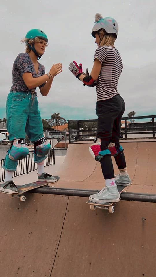 ブライス・ウェットシュタインのインスタグラム：「Handshake on the spine! #sisterskate #thankyouskateboarding #skatesisters #skateboard #skateboardingisfun #encinitas #spineramp #skatelife #eckeymca」