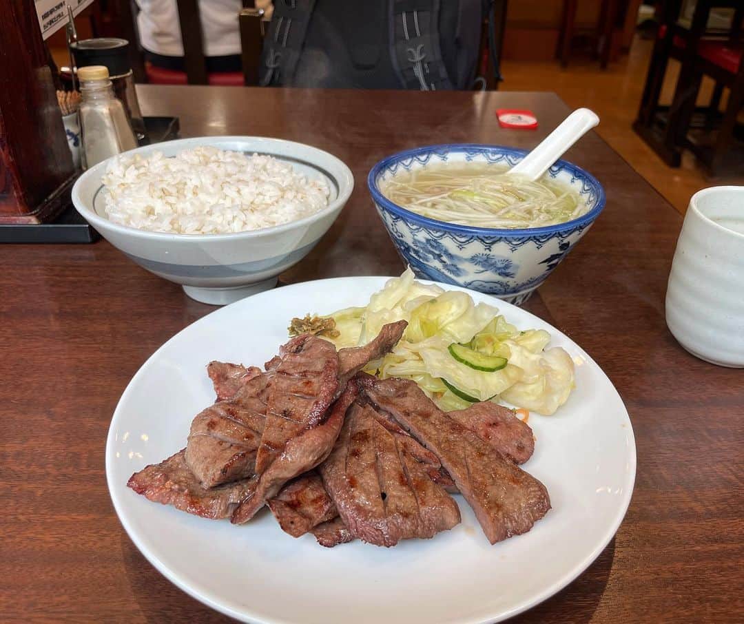 岡峰光舟さんのインスタグラム写真 - (岡峰光舟Instagram)「昨日はリアレンジツアー初日、仙台お疲れ様でした。 そして牛たんチャンス。 新店舗に移ってから塩味が落ち着いたような。ここの牛タンのしっかりした歯応えで好きです。#牛たん」7月9日 13時21分 - kohshuokamine