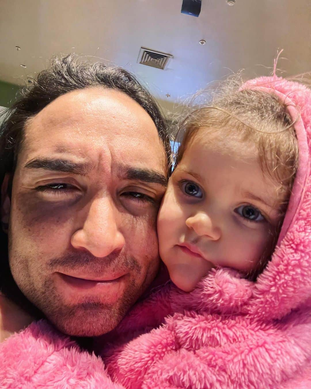 クラウディオ・リースのインスタグラム：「La Bella y la Bestia 😅 Mi pequeña princesa 😊  🎶 Sé que aún me queda una oportunidad  Sé que aún no es tarde para recapacitar  Sé que nuestro amor es verdadero, ah ah Y con los años que me quedan por vivir  Demostraré cuánto te quiero 🎶  @maverick_xdaw gracias mi bebé ❤️🥲」