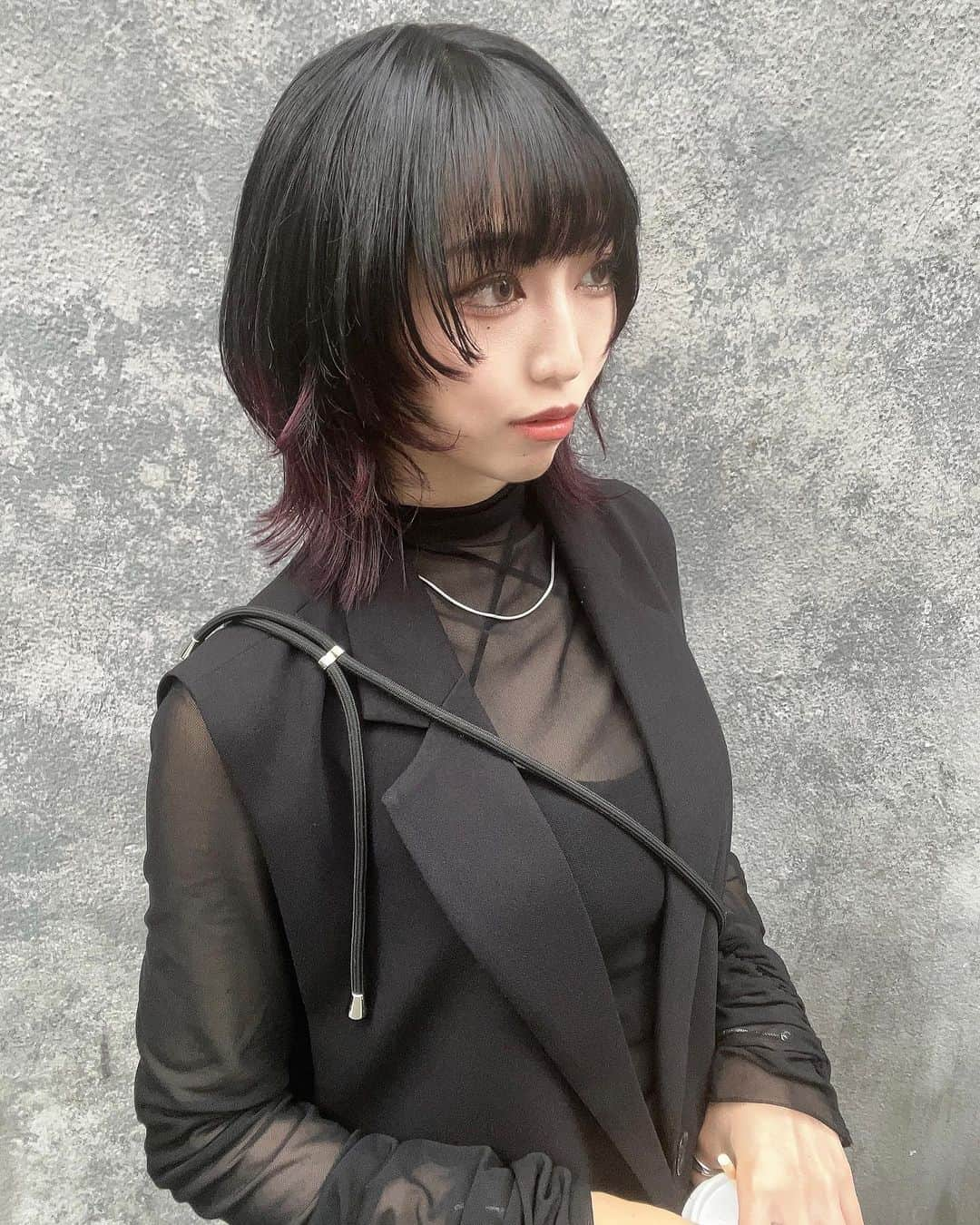 YU-KAさんのインスタグラム写真 - (YU-KAInstagram)「New💇‍♀️ 久々のイメチェン。  #サイエンスアクア どんな髪質にも合いペタッと重たくならない、柔らかくしなやかで艶と潤いのある #髪質改善トリートメント   ブリーチ毛できっしきしの私の髪が生き返りました。 髪の毛が可愛いとテンション上がるなぁ  ✂︎ by Kurt by deco 伽羅さん @krr_2000  ありがとうございます💭  #newhair #フェイスレイヤー #レイヤー #レイヤーカット #ウルフヘア #ウルフカット #暖色カラー #顔周りレイヤー #髪質改善 #表参道美容室 #渋谷美容室」7月9日 13時27分 - yuka19981114