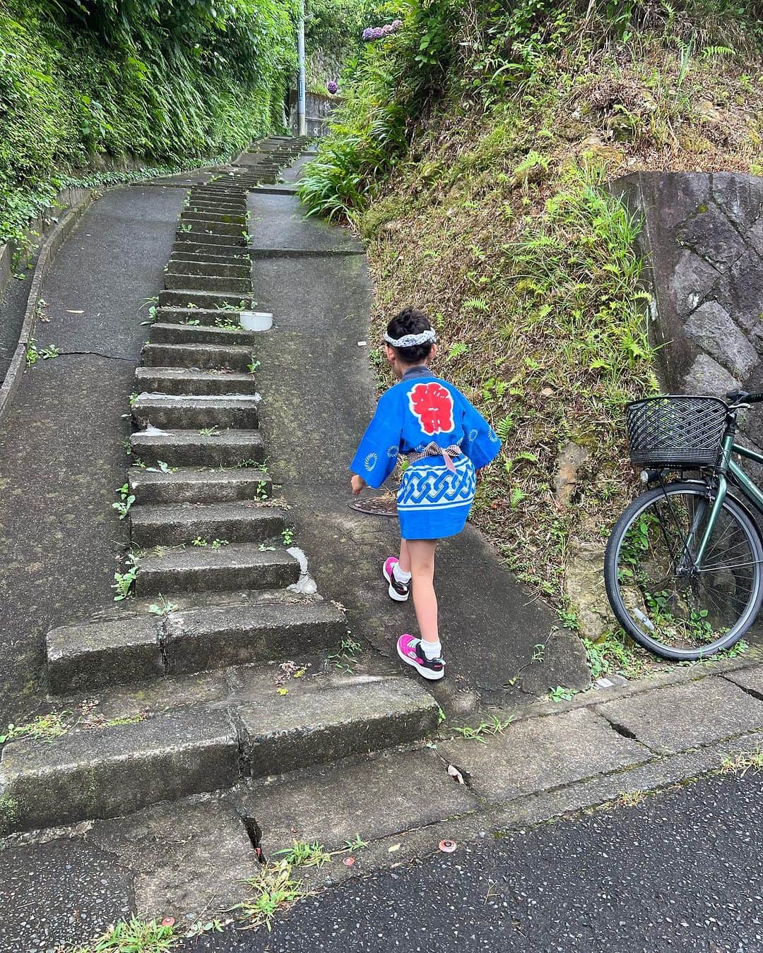 有坂美香さんのインスタグラム写真 - (有坂美香Instagram)「【はじめてのお祭り！！⛩️】 子供神輿を担ぎます！  みんながんばれ👍😭 暑い🥵」7月9日 13時29分 - mikaarisaka