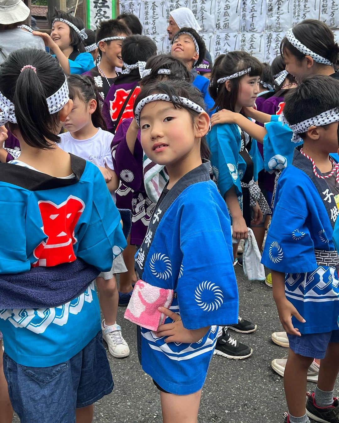 有坂美香さんのインスタグラム写真 - (有坂美香Instagram)「【はじめてのお祭り！！⛩️】 子供神輿を担ぎます！  みんながんばれ👍😭 暑い🥵」7月9日 13時29分 - mikaarisaka
