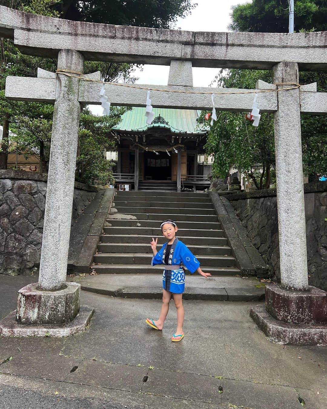 有坂美香のインスタグラム：「【はじめてのお祭り！！⛩️】 子供神輿を担ぎます！  みんながんばれ👍😭 暑い🥵」