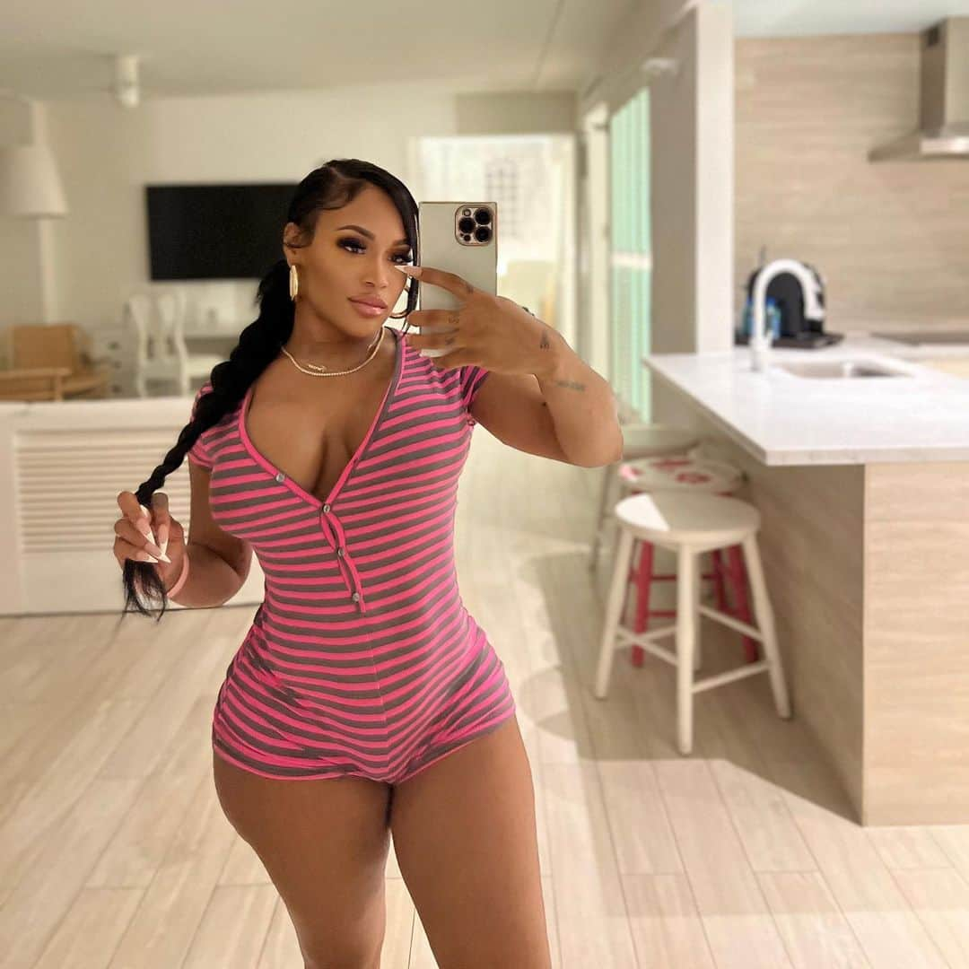 Lira Mercerさんのインスタグラム写真 - (Lira MercerInstagram)「Night Cap🤍 @FashionNova」7月9日 13時42分 - lira_galore