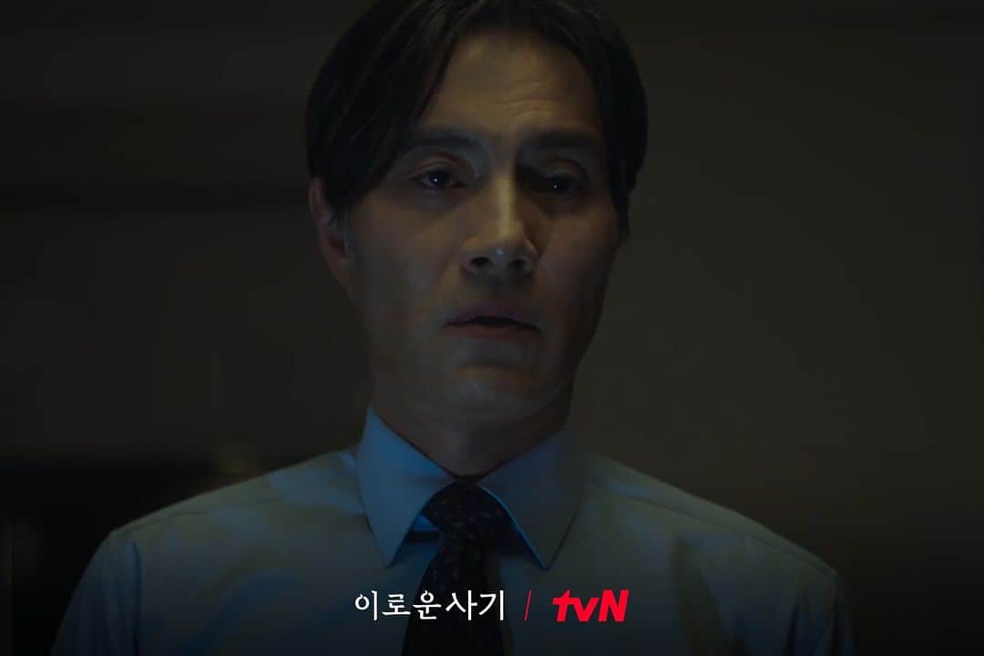 tvN DRAMA【韓国】さんのインスタグラム写真 - (tvN DRAMA【韓国】Instagram)「<이로운 사기> 최종 흑막😈 회장의 정체, 공개 임박?!  어둠 속에 숨어있던 회장, 직접 등판 예정!🔥  무영을 가르치고 보살펴 변호사로 만든 인권 변호사, 강경호?👨‍⚖ 초대 적목키드이자 장경자를 지키는 포커페이스 제이?🤵🏻‍♂️ 비틀린 가치관을 가진 적목의 자문위원, 신서라? 👵🏻  내일 저녁 13화에서 회장의 정체를 확인하세요👀  [월화] 저녁 8:50 tvN #이로운사기 #DelightfullyDeceitful #천우희 #김동욱 #윤박 #박소진 #이연 #유희제 #홍승범 #이태란 #tvN #스트리밍은TVING」7月9日 13時40分 - tvn_drama