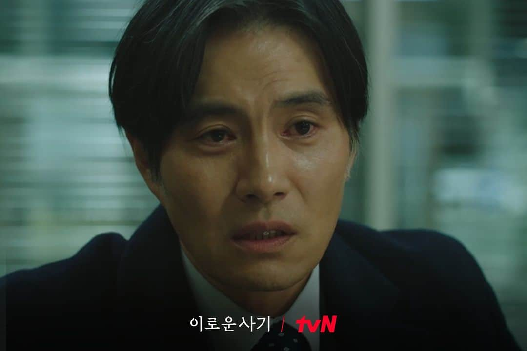 tvN DRAMA【韓国】さんのインスタグラム写真 - (tvN DRAMA【韓国】Instagram)「<이로운 사기> 최종 흑막😈 회장의 정체, 공개 임박?!  어둠 속에 숨어있던 회장, 직접 등판 예정!🔥  무영을 가르치고 보살펴 변호사로 만든 인권 변호사, 강경호?👨‍⚖ 초대 적목키드이자 장경자를 지키는 포커페이스 제이?🤵🏻‍♂️ 비틀린 가치관을 가진 적목의 자문위원, 신서라? 👵🏻  내일 저녁 13화에서 회장의 정체를 확인하세요👀  [월화] 저녁 8:50 tvN #이로운사기 #DelightfullyDeceitful #천우희 #김동욱 #윤박 #박소진 #이연 #유희제 #홍승범 #이태란 #tvN #스트리밍은TVING」7月9日 13時40分 - tvn_drama