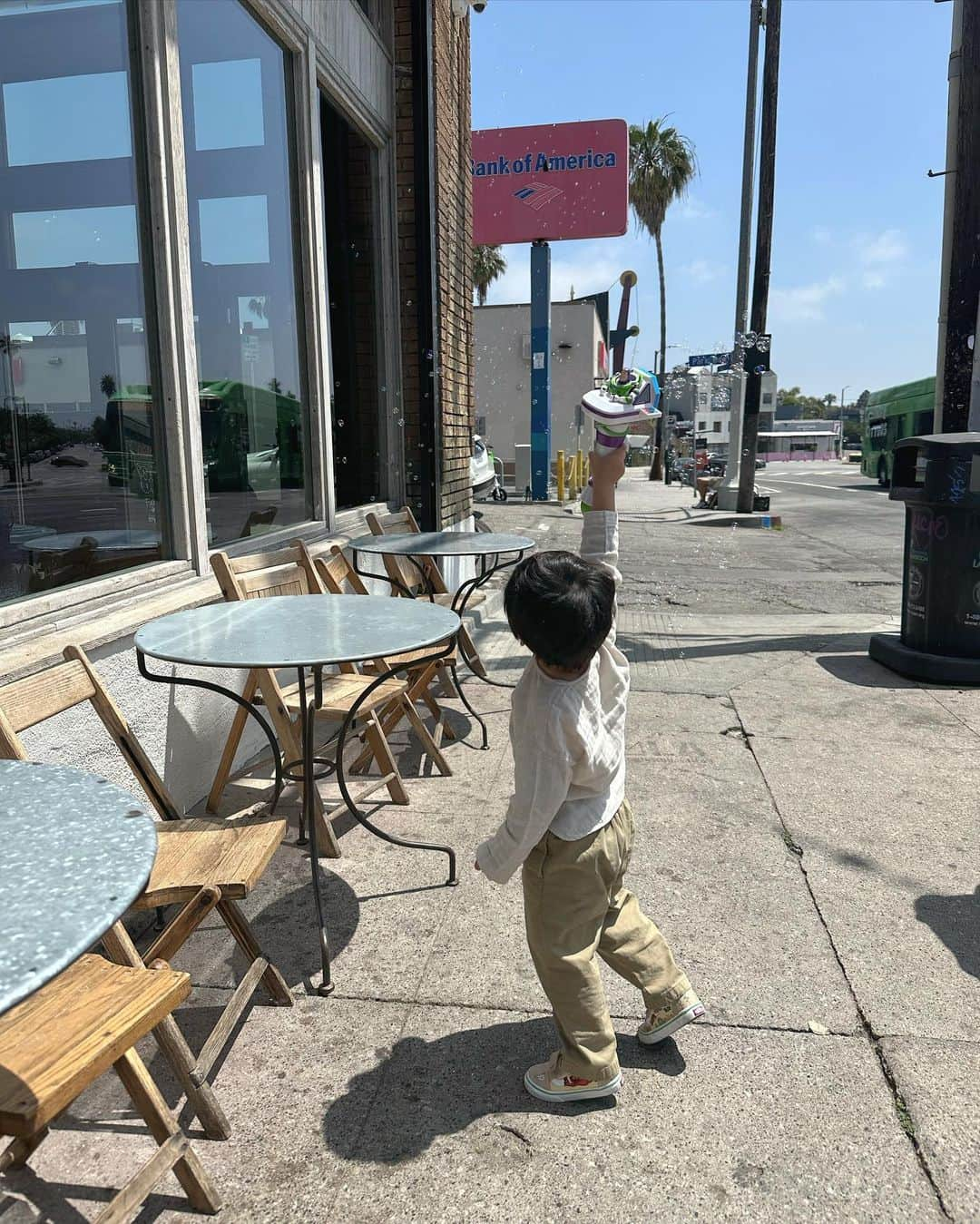 松本ゆいのインスタグラム：「シャボン玉に夢中👦🏻  #まつゆいと子供たち#kids#3歳#二児の母#la#losangeles#venicebeach」