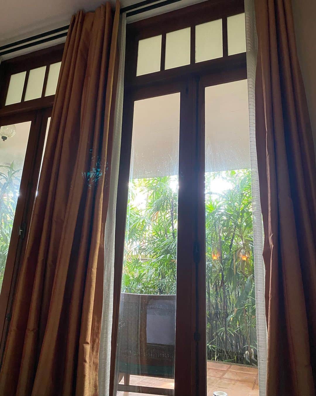 大田明奈さんのインスタグラム写真 - (大田明奈Instagram)「🇹🇭タイ🇹🇭 久しぶりのタイは首都バンコクへ❗️ 今回はチェンマイに行ってみたかったんだけど、断念してバンコクにしました🥰  #バンコク旅行   最終日に泊まった #アリヤソムヴィラ　ホテルはヴィンテージホテルでめーっちゃ可愛かったし、中心地で動きやすくて凄くおすすめだけど、部屋が臭かった。笑」7月9日 13時45分 - moreakee