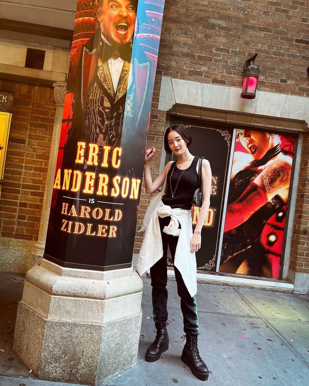 のインスタグラム：「NYのBroadway Musical 『ムーラン・ルージュ』を観てきました！  I went to see the musical MOULIN ROUGE at AI Hirschfeld Theatre in NYC.I never knew the show was AMAZING...!!!!Such a dreamy experience!I'll never forget💥💥💥  まさかの最前列ドセンターのチケットが取れて、夢のような時間を過ごしました…！開演前の煌びやかで妖艶な空間から、終始私の口は開きっぱなし😦可愛いと格好いいのオンパレードな上に、キャストの方々からたくさん目線をもらっちゃいました(これをロックオンと呼んでいます🥹)  この様子はYouTubeにも上げます！楽しみにしていてください🫶🏻(リンクはプロフィールから！)  photo by ma beautiful friend @thetinfoilbiter ♥️  #moulinrouge  #broadwaymusical  #ニューヨーク #ムーランルージュ  #ブロードウェイミュージカル」