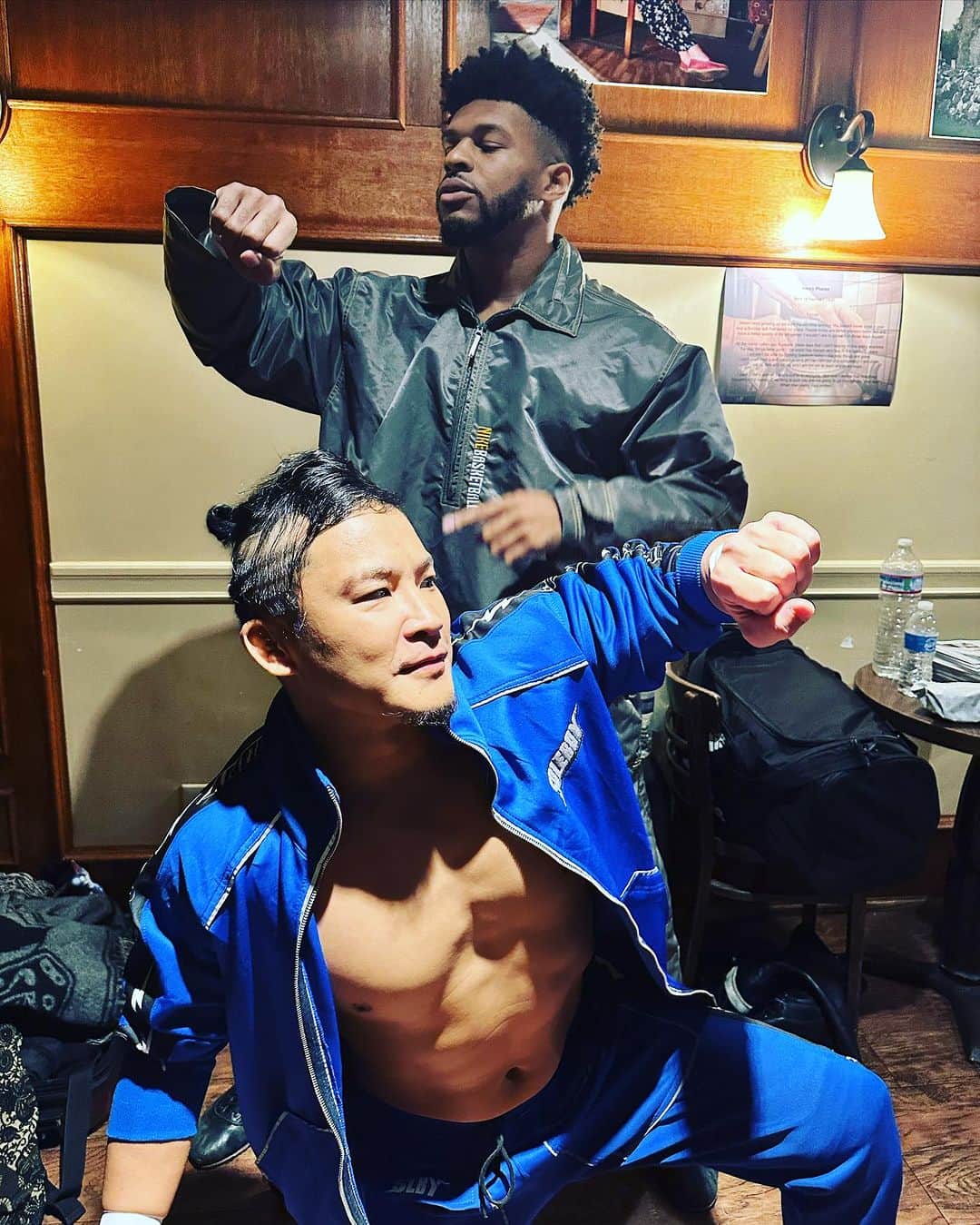 KUSHIDAのインスタグラム：「My checked baggage went to Newark and I didn't have my usual gear, but I managed to ...GREAT SCOTT!! #westcoastprowrestling   Los Angeles ✈︎ San Francisco ✈︎ Newark  まさかのロストバッゲージ。 でも、なんとかなった。」
