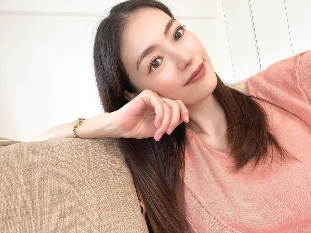 葛岡碧のインスタグラム：「☺️  少しお出かけして、ゴロゴロ🥱😴 ここ数ヶ月美容室に行かず、ヘアカラーをやめて地毛に戻したので、お家でのケアが大切だなぁとつくづく。 赤ちゃんに栄養がいって、髪の毛も爪も質が変わってきました😳 すごく乾燥するし、強かった爪も薄くなってきました。　 タンパク質もしっかり食事からとらないとですね🤔 こんなに湿度が高いのに、髪も体も保湿〜保湿💦 いろいろ合うものを試しています😌  ゴルフに行かないと、私こんなに白いんだ✨ これまでのファンデが黒くて使えない、 身体なんてもっと白くって、、初めての美白の夏です♪  #midorikuzuoka #葛岡碧 #葛岡碧selfmakeup」