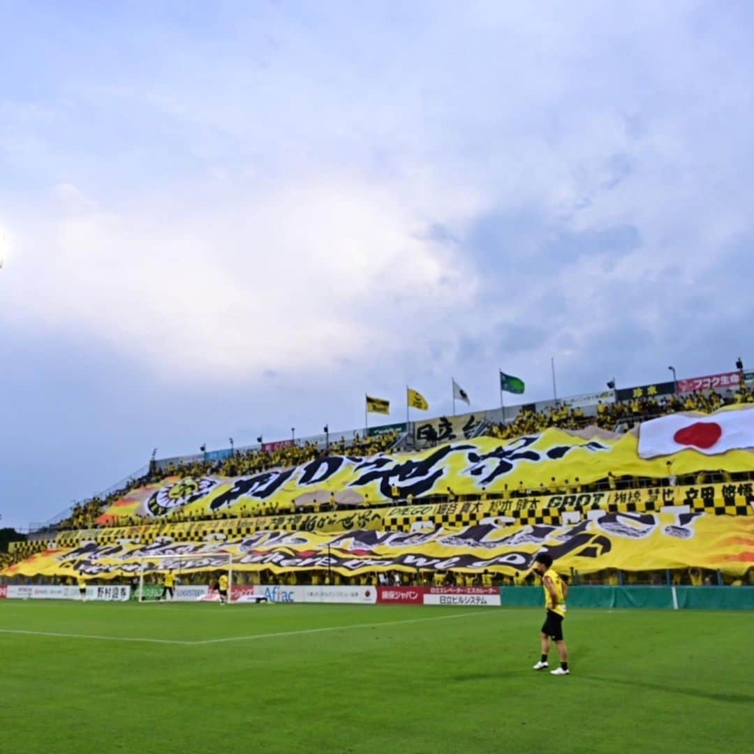 小屋松知哉のインスタグラム：「vs湘南　1-1  draw 最高の雰囲気をありがとうございました。 横断幕や声援に結果で答えたかったですが、あと一歩足りませんでした。 チームも個人もまだまだ足りないということだとおもう。  下を向く時間はないので、上を向いて天皇杯とリーグの連戦をチームで連勝できるように、いい準備します！  #一心同体 #素晴らしいサポーターのために」