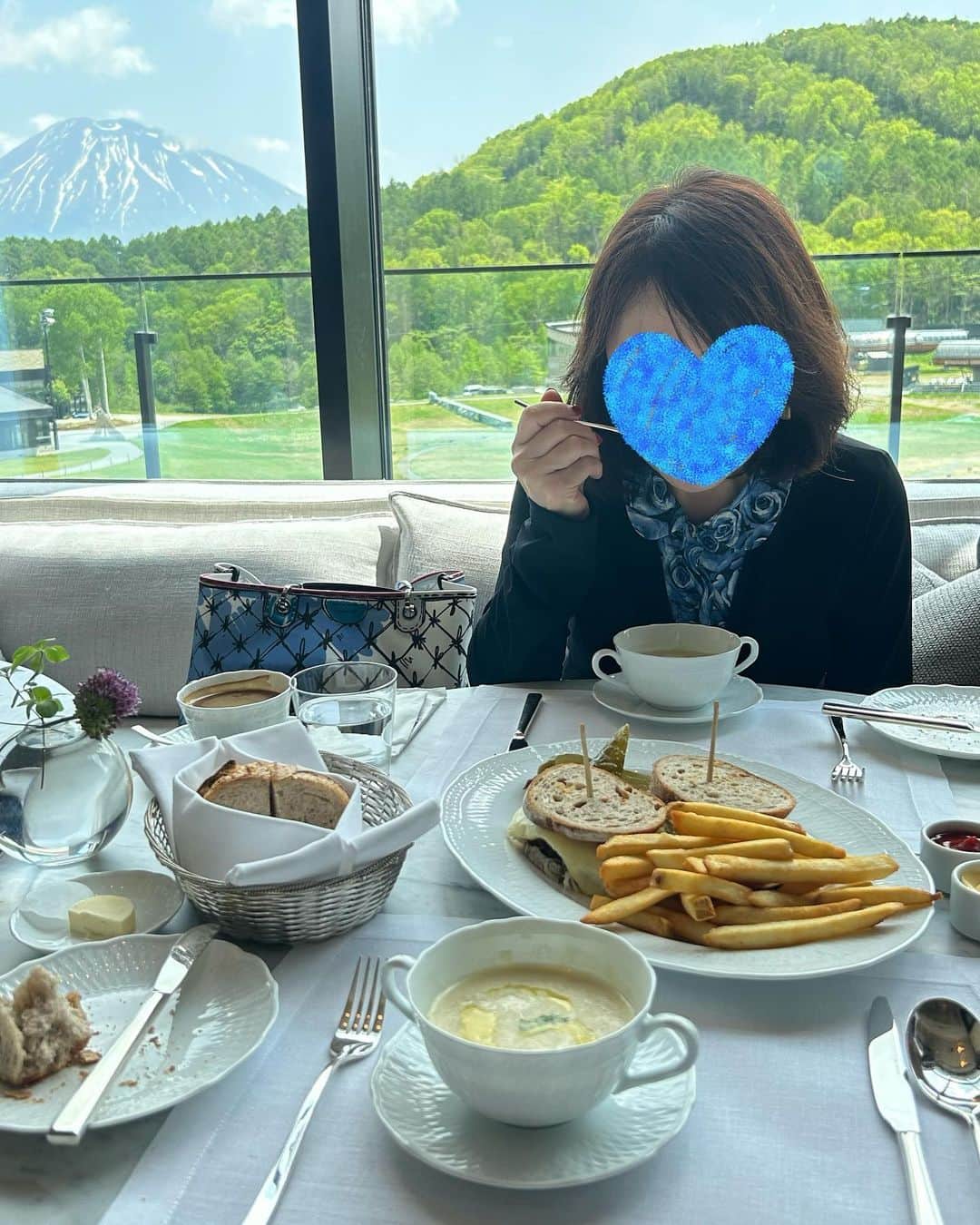 愛咲りりのインスタグラム：「お母さんとニセコ旅🐮 またまたお母さんの友達が連れて行ってくれた🐮ナニゴト  あとニックがまさかの札幌から来てくれて半日あそんだ！思い出！  #北海道 #ニセコ #hotel #まめカフェ #だちょう」