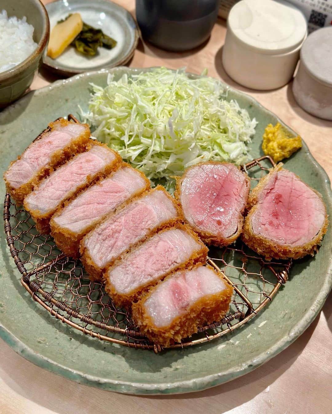 のインスタグラム：「表参道『tonkatsu.jp』で「上ロースかつ＆ミニひれかつ定食」。 帯広のブランド豚「どろぶた」でオーダーしましたが、噛むと旨みがジュワ〜ッと出てきて美味しかった！ ⁡ #tonkatsujp #具義とんかつ2023 #具義表参道2023 #具義初訪問2023」