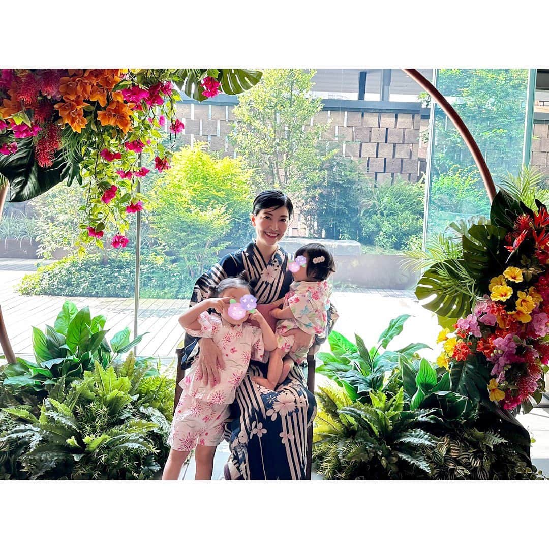 永末まゆさんのインスタグラム写真 - (永末まゆInstagram)「「トロピカル・アフタヌーンティー~Shiomi Matsuri~」🌻🫖🍹🍰  久しぶりの浴衣💕子どもたちにも甚平を着せて、日本の風物詩を賑やかに表現した“Shiomi Matsuri”がテーマの「トロピカル・アフタヌーンティー」に行って来ましたー👘✨  アートなホテルの中にあるレストラン#タイドテーブルシオミ 🎨  2人の子連れでお祭り、そして浴衣って私にはハードルが高いけど、ホテルの中なら意外と大丈夫だった😭💕スタートしたばかりのアフタヌーンティーなので、空いているのもポイント高い。  スタッフさんたちもほんっっっとうに良い方ばかりで、普段子連れだと気を使ってしまい過ぎる私もリラックスできました😭  肝心のアフタヌーンティーは、 スタイリッシュに仕上げたセイボリーの全10品。ガラス管に入ったドリンクを自分で調合するウェルカムドリンクや、屋台で食べれる焼きそば風やチョコバナナ🍌など、楽しめる内容。20種類の飲みものがフリーフローで楽しめるのも魅力的🎯 さらに、夏祭り気分を盛り立てる“狐のお面”などの貸し出しも！  レストラン内は本当に広く雰囲気の異なるスペースが一面に広がるので、子ども連れにはもちろん、デートや女子会など、どんな人とでも楽しめこと間違いなし💕    【トロピカル・アフタヌーンティー∼Shiomi Matsuri∼】  120分制、ドリンク（20種）90分の飲み放題付き。   -料金-  ■アフタヌーンティーのみ　  平　日 ：1名¥4,400  土日･祝：1名¥5,100   ■アフタヌーンティー＋乾杯スパークリング1杯  平　日 ：1名¥4,900  土日･祝：1名¥5,600  (消費税とサービス料13%が含む) ・ ・ ・  @tokyobayshiomi_princehotel 　#東京ベイ潮見プリンスホテル 　#タイドテーブルシオミ 　#潮見でヌン活 　#タイドテーブルでヌン活  #アフタヌーンティー東京 #子連れアフタヌーンティー #潮見 #潮見カフェ #東京子連れカフェ #アフタヌーンティー好きな人と繋がりたい #浴衣女子 #甚平ベビー」7月9日 14時24分 - nagasuemayu