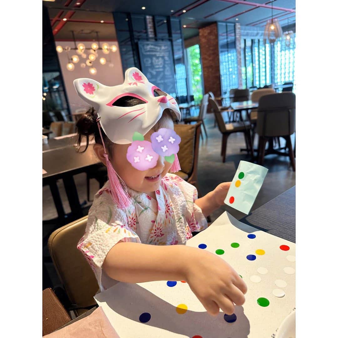 永末まゆさんのインスタグラム写真 - (永末まゆInstagram)「「トロピカル・アフタヌーンティー~Shiomi Matsuri~」🌻🫖🍹🍰  久しぶりの浴衣💕子どもたちにも甚平を着せて、日本の風物詩を賑やかに表現した“Shiomi Matsuri”がテーマの「トロピカル・アフタヌーンティー」に行って来ましたー👘✨  アートなホテルの中にあるレストラン#タイドテーブルシオミ 🎨  2人の子連れでお祭り、そして浴衣って私にはハードルが高いけど、ホテルの中なら意外と大丈夫だった😭💕スタートしたばかりのアフタヌーンティーなので、空いているのもポイント高い。  スタッフさんたちもほんっっっとうに良い方ばかりで、普段子連れだと気を使ってしまい過ぎる私もリラックスできました😭  肝心のアフタヌーンティーは、 スタイリッシュに仕上げたセイボリーの全10品。ガラス管に入ったドリンクを自分で調合するウェルカムドリンクや、屋台で食べれる焼きそば風やチョコバナナ🍌など、楽しめる内容。20種類の飲みものがフリーフローで楽しめるのも魅力的🎯 さらに、夏祭り気分を盛り立てる“狐のお面”などの貸し出しも！  レストラン内は本当に広く雰囲気の異なるスペースが一面に広がるので、子ども連れにはもちろん、デートや女子会など、どんな人とでも楽しめこと間違いなし💕    【トロピカル・アフタヌーンティー∼Shiomi Matsuri∼】  120分制、ドリンク（20種）90分の飲み放題付き。   -料金-  ■アフタヌーンティーのみ　  平　日 ：1名¥4,400  土日･祝：1名¥5,100   ■アフタヌーンティー＋乾杯スパークリング1杯  平　日 ：1名¥4,900  土日･祝：1名¥5,600  (消費税とサービス料13%が含む) ・ ・ ・  @tokyobayshiomi_princehotel 　#東京ベイ潮見プリンスホテル 　#タイドテーブルシオミ 　#潮見でヌン活 　#タイドテーブルでヌン活  #アフタヌーンティー東京 #子連れアフタヌーンティー #潮見 #潮見カフェ #東京子連れカフェ #アフタヌーンティー好きな人と繋がりたい #浴衣女子 #甚平ベビー」7月9日 14時24分 - nagasuemayu
