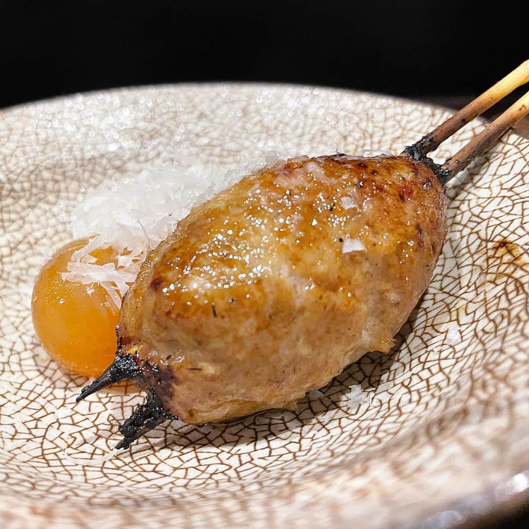 乾雅人のインスタグラム：「酒亭田中(旧鳥田中)@鐘ヶ淵  超絶予約困難店、伝説の鳥料理店 鳥田中がリニューアルオープン。 下町の住宅街の狭い路地にポツンと。場所が悪いから流行らないなんて関係ないんだよなと毎回思う。 以前のようなコース料理ではなく、酒に合う一品料理を楽しんでもらう趣向にされたらしいが、この日は貸切なので特別にコースをいただく。 初めて伺った際、今まで食べていた焼鳥はなんだったんだ？と衝撃を受けたのだが、リニューアルされてもその印象は変わらず。 あの「京味」ご出身のご主人は食材、調理法に並々ならぬ拘りをお待ちだ。 一皿食べる毎にカウンターの面々は唸り声をあげる 笑 シメはとにかく色々食べたいので鳥そば(鳥スープ・醤油出汁)とそぼろ丼、カレーライスを。 リニューアルして焼鳥の焼き手は新しいスタッフさんが担当。 なんでも他の焼鳥屋さんで働いていて、この鳥田中には客として来ていたという。 この店の鳥料理に魅了され、リニューアル時にスタッフとして入店。ご主人は「ウチのやり方と味を知ってるから、働いてもらう事になってありがたい」と仰っていた。 元々ご家族経営だった鳥田中で修行する機会を得るという幸運…この人、モッテるな。  ありがとうございました。」