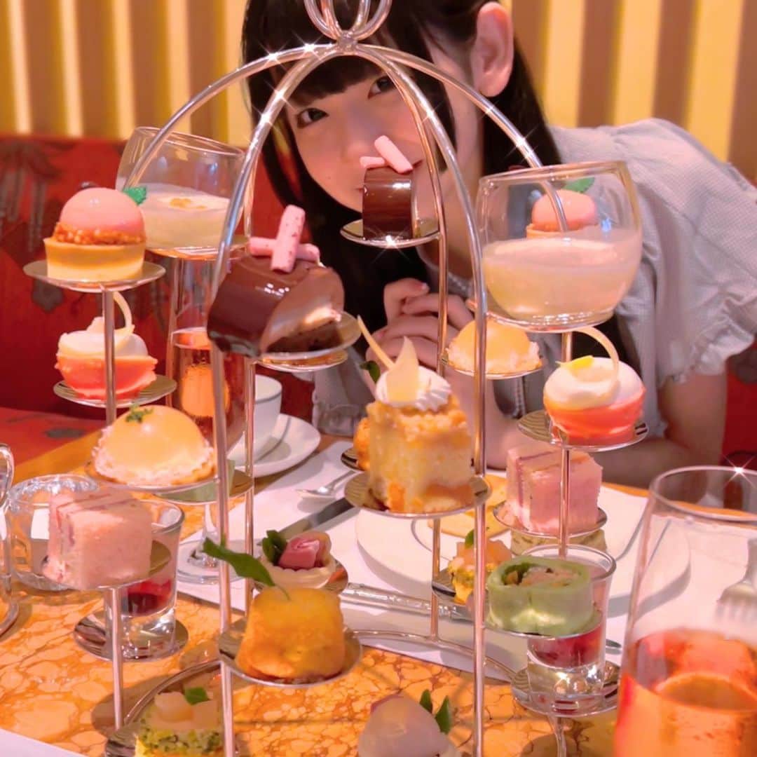 相羽ういはのインスタグラム：「ひなちゃんとのお茶日記✐☡ ⋆*そのに  イクスピアリを満喫した後はヌン活したよ🤭 写真がよくまわってきて機会があれば一度は食べに行きたいと思っていたペニンシュラ東京のアフタヌーンティー🥺念願叶って嬉しかった…😭  鳥かごのような盛り付けが美しくて目を引きますよね😳😳紅茶の種類も多くて、どれを頼んでも香り高く、まるで香りを飲んでいるかのような(？)不思議な感覚でした😌💭  お料理も美味しくて結構ボリューミーで、フォアグラ以外とは非常に仲良くできました。多分記憶にある限りだと人生初フォアグラ🥺フォアグラってガチョウの肝臓らしいですよ…^^ 知らなかった🥺  ホルモンもダメで脂身のあるお肉お魚が苦手な私はフォアグラくんとは今後も分かり合えないかもです🥹🥹  みんなはフォアグラ食べれる…？ というか高級食材全般癖が強くてにゃ😂まだ子供舌なのかな😢   #アフタヌーンティー  #ペニンシュラ東京」