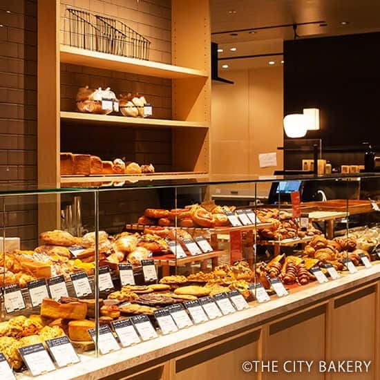 USAライス連合会さんのインスタグラム写真 - (USAライス連合会Instagram)「🥐パンとコメが共存するテーブル「パンに合う一皿」が愉しめる🍽  🇺🇸ニューヨーク発のベーカリー＆カフェ「THE CITY BAKERY」のビストロ業態、東京・丸の内の『THE CITY BAKERY BISTRO RUBIN 丸の内オアゾ』はパンに合うおいしい料理で知られています。  先日開催された、アメリカの食を楽しむフードイベント「TASTE OF AMERICA 2023」では、カリフォルニア生まれのおコメ「 #カルローズ 」とアメリカ産デーツシロップを使用した焼きチーズリゾットの上に、米国産ポークテンダーのムニエルをのせた、期間限定メニューが好評を博しました🎶  🍚おコメも数多ある食材のひとつ、野菜のひとつとして捉え、様々な活用法で、自家製パンと合わせて召し上がっていただけると考えています。  パンとコメが共存するテーブルは、自由な発想で人気のお店です！  📍THE CITY BAKERY BISTRO RUBIN 丸の内オアゾ @citybakery_marunouchioazo 東京都千代田区丸の内1-6-4 丸の内オアゾB1F  🎤お店のインタビュー記事はこちら https://www.usarice-jp.com/market/interview/11.html . . @citybakeryjapan #カルローズ米 #カルローズライス #カリフォルニア米 #アメリカ米 #ザシティベーカリー #ザシティベーカリーブラッスリールービン #THECITYBAKERYBISTRORUBIN #thecitybakery #USAライス連合会」7月9日 14時36分 - usa_rice_jp