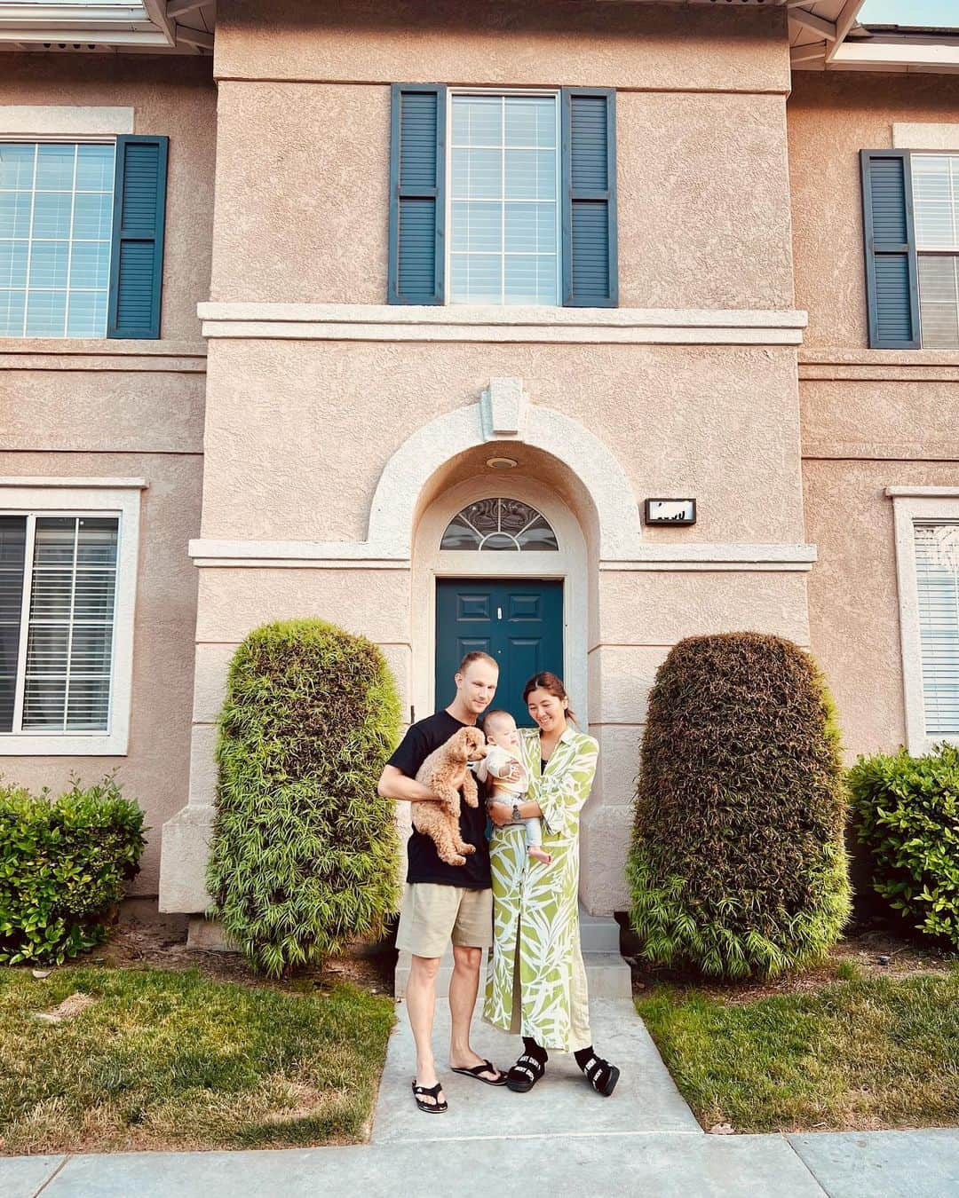 宮崎沙矢加さんのインスタグラム写真 - (宮崎沙矢加Instagram)「We got a house!!!🏠Our pink palace🏩💕in California🌴🌴 We bought a house,can't wait to see how Michelle grow up in here🇺🇸That's awesome!!!! . . . 憧れのカリフォルニアにお家を購入しました🫶🏽💗 (実はハワイにいる間ずーっとCAお家探ししてた)初めてLAに来た時、こんなところにいつか自分のお家を持てたらな~なんて夢のまた夢に思っていた私🥹 だったのが現実になって感激でございます✨ ビーチまでも車ですぐだし、どこに行くのも車で10分程度なので(アメリカにしては本当に便利)👏🏽  ミシェルがここでどんな風に成長していくのかみるのが今から楽しみ💓もちろんテディも🧸🤍#myhome #california #マイホーム　#アメリカ生活」7月9日 14時39分 - sarah___audrey