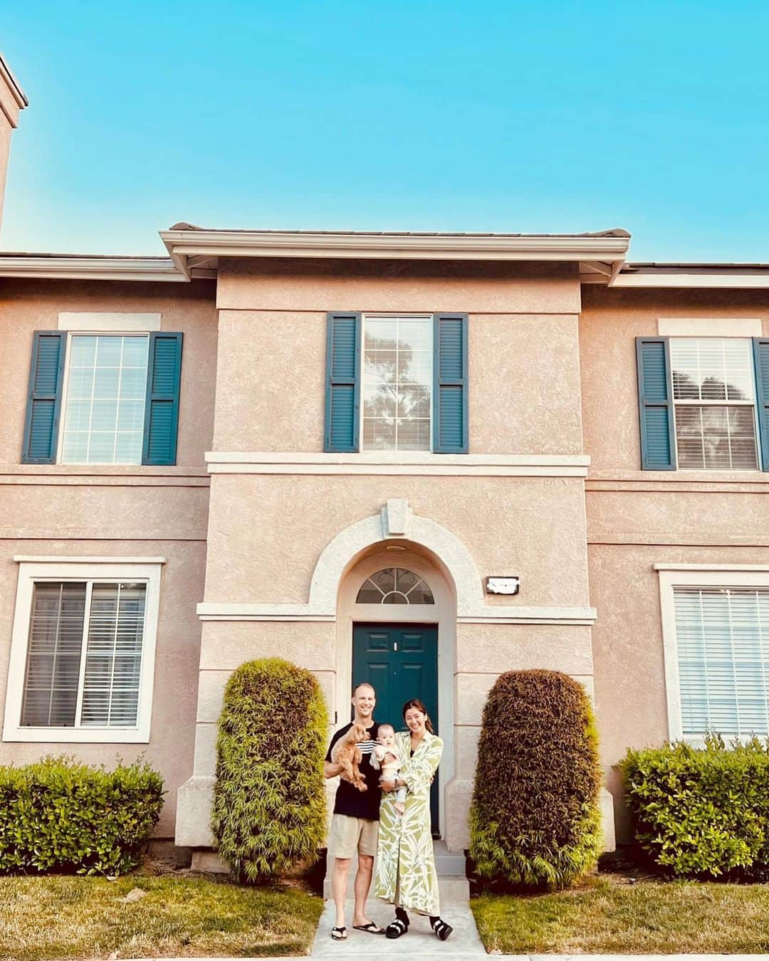 宮崎沙矢加のインスタグラム：「We got a house!!!🏠Our pink palace🏩💕in California🌴🌴 We bought a house,can't wait to see how Michelle grow up in here🇺🇸That's awesome!!!! . . . 憧れのカリフォルニアにお家を購入しました🫶🏽💗 (実はハワイにいる間ずーっとCAお家探ししてた)初めてLAに来た時、こんなところにいつか自分のお家を持てたらな~なんて夢のまた夢に思っていた私🥹 だったのが現実になって感激でございます✨ ビーチまでも車ですぐだし、どこに行くのも車で10分程度なので(アメリカにしては本当に便利)👏🏽  ミシェルがここでどんな風に成長していくのかみるのが今から楽しみ💓もちろんテディも🧸🤍#myhome #california #マイホーム　#アメリカ生活」