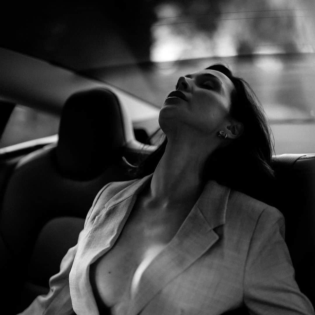 エミリー・スコットのインスタグラム：「Driver. Sit back. Enjoy the ride 🙏」
