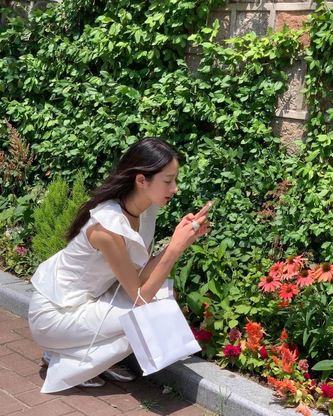 ミナ さんのインスタグラム写真 - (ミナ Instagram)「다채로운 여름의 색🌺 때론 뜨겁고 지치기도 하지만 그럼에도 불구하고 사랑할 수밖에 없는 계절🌿」7月9日 14時53分 - blossomh_