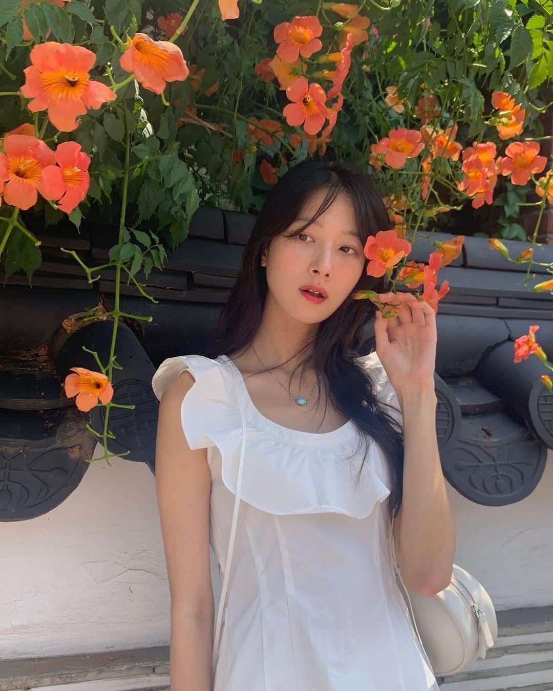 ミナ のインスタグラム：「다채로운 여름의 색🌺 때론 뜨겁고 지치기도 하지만 그럼에도 불구하고 사랑할 수밖에 없는 계절🌿」
