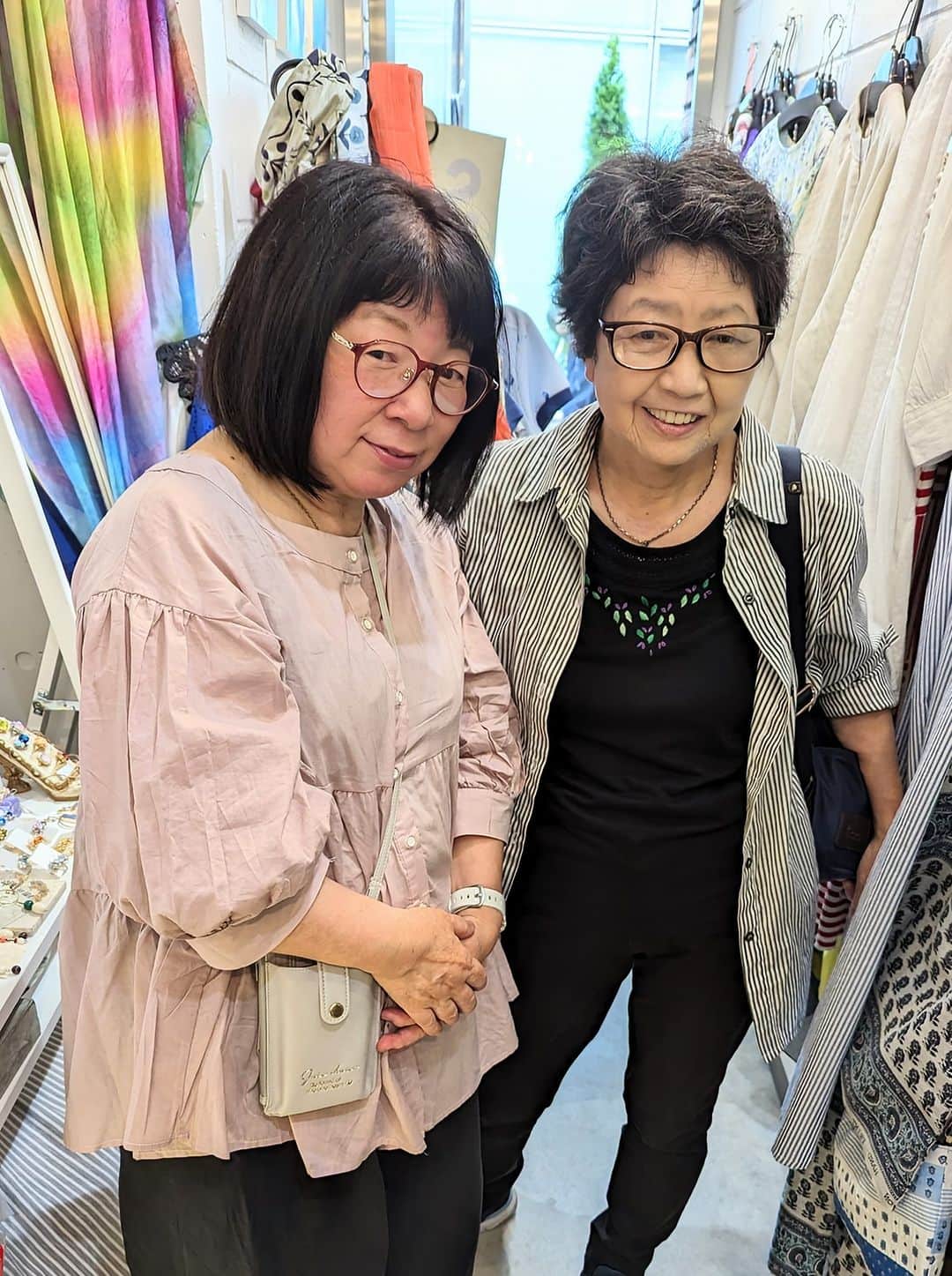 平井富子のインスタグラム：「都内から、キョウコさんとマチコさんがアンシャンテに、、  ２人は幼友達で、とても仲良し。ステキ〜 渋谷育ちで、私も渋谷住まい。３人で渋谷トークで盛り上がり！楽し〜  形が可愛いチェックのワンピース、ピンクのスカーフ等気に入って頂きました。 オシャレ〜  また、遊びに来てください～お話しましょう！」