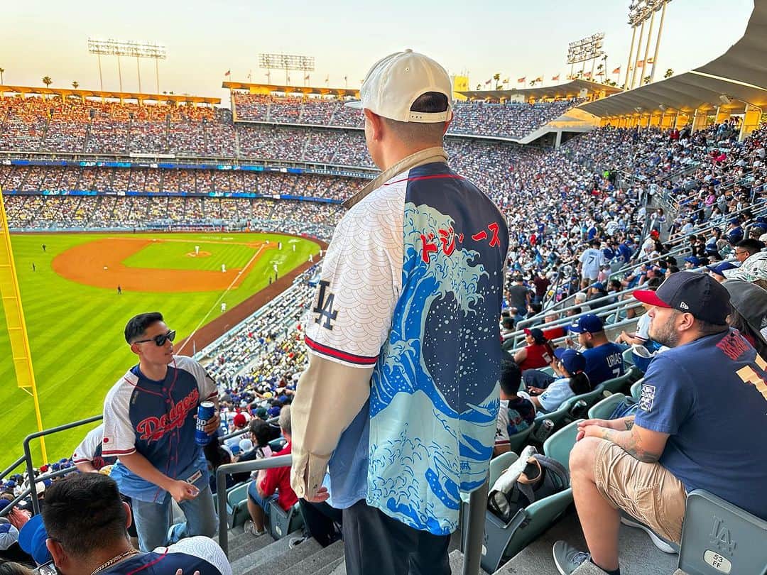 品川祐さんのインスタグラム写真 - (品川祐Instagram)「普段は野球あんまり見ないんですが、LAの知人に『1人来られなくなったんで行きませんか？』と誘っていただいてドジャースとエンゼルスの試合に行って来ました。 JAPANESE HERITAGE NIGHT というチケットでドジャースのカタカタのユニフォームを貰ってドジャース側の席だったんですが大谷翔平の人気はドジャースでも凄くて打席に立つとドジャースファンからの『we want Shohei 』コールが起きていた。 国歌斉唱はCrystal Kayだし、始球式は八村塁だし、大谷選手はホームラン打つし。楽しかった。」7月9日 14時55分 - shinashina0426