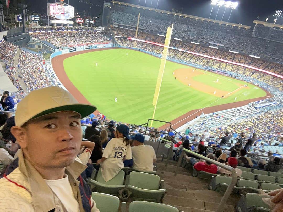 品川祐のインスタグラム：「普段は野球あんまり見ないんですが、LAの知人に『1人来られなくなったんで行きませんか？』と誘っていただいてドジャースとエンゼルスの試合に行って来ました。 JAPANESE HERITAGE NIGHT というチケットでドジャースのカタカタのユニフォームを貰ってドジャース側の席だったんですが大谷翔平の人気はドジャースでも凄くて打席に立つとドジャースファンからの『we want Shohei 』コールが起きていた。 国歌斉唱はCrystal Kayだし、始球式は八村塁だし、大谷選手はホームラン打つし。楽しかった。」